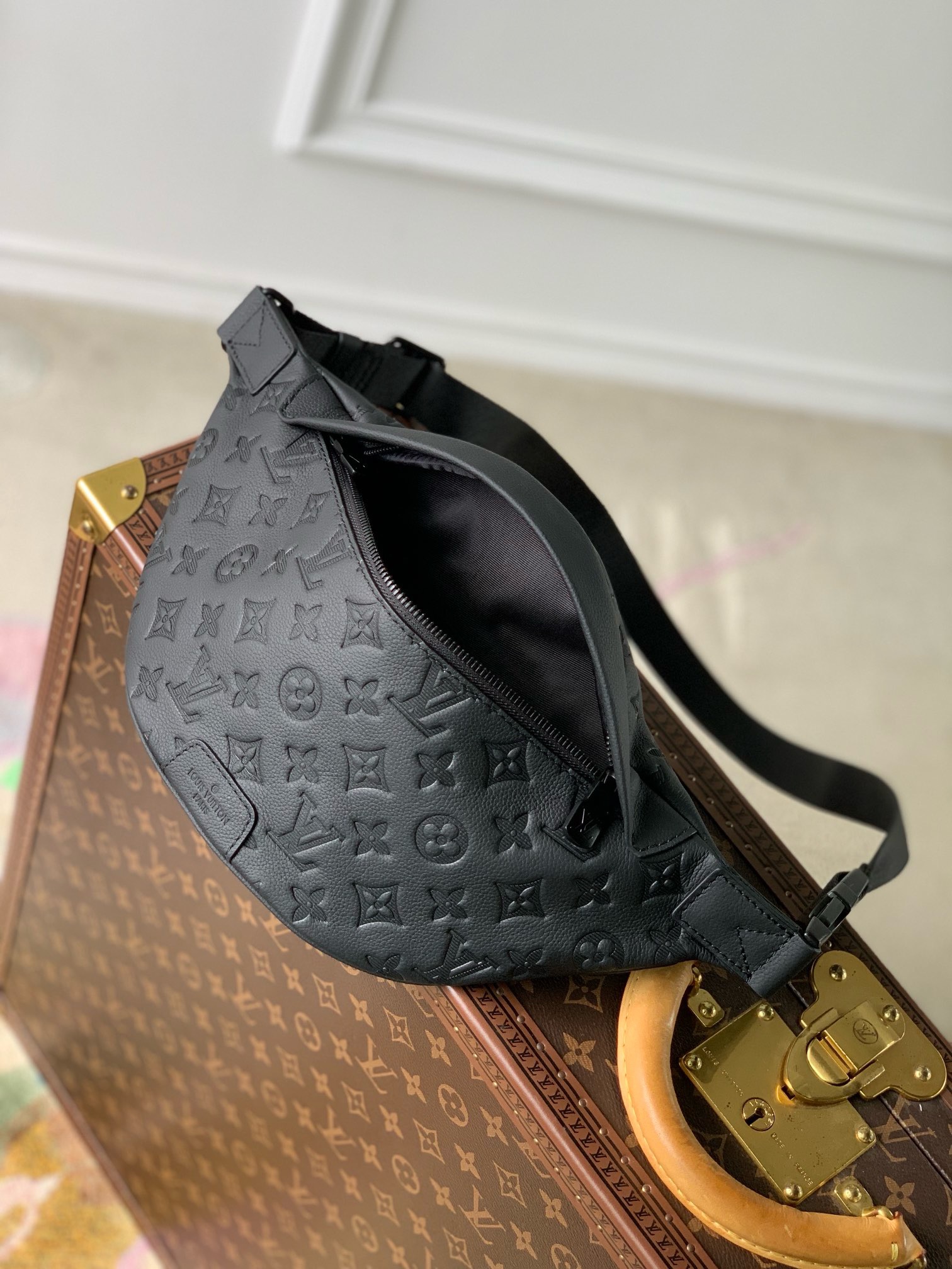 LV Discovery Monogram Shadow M46036