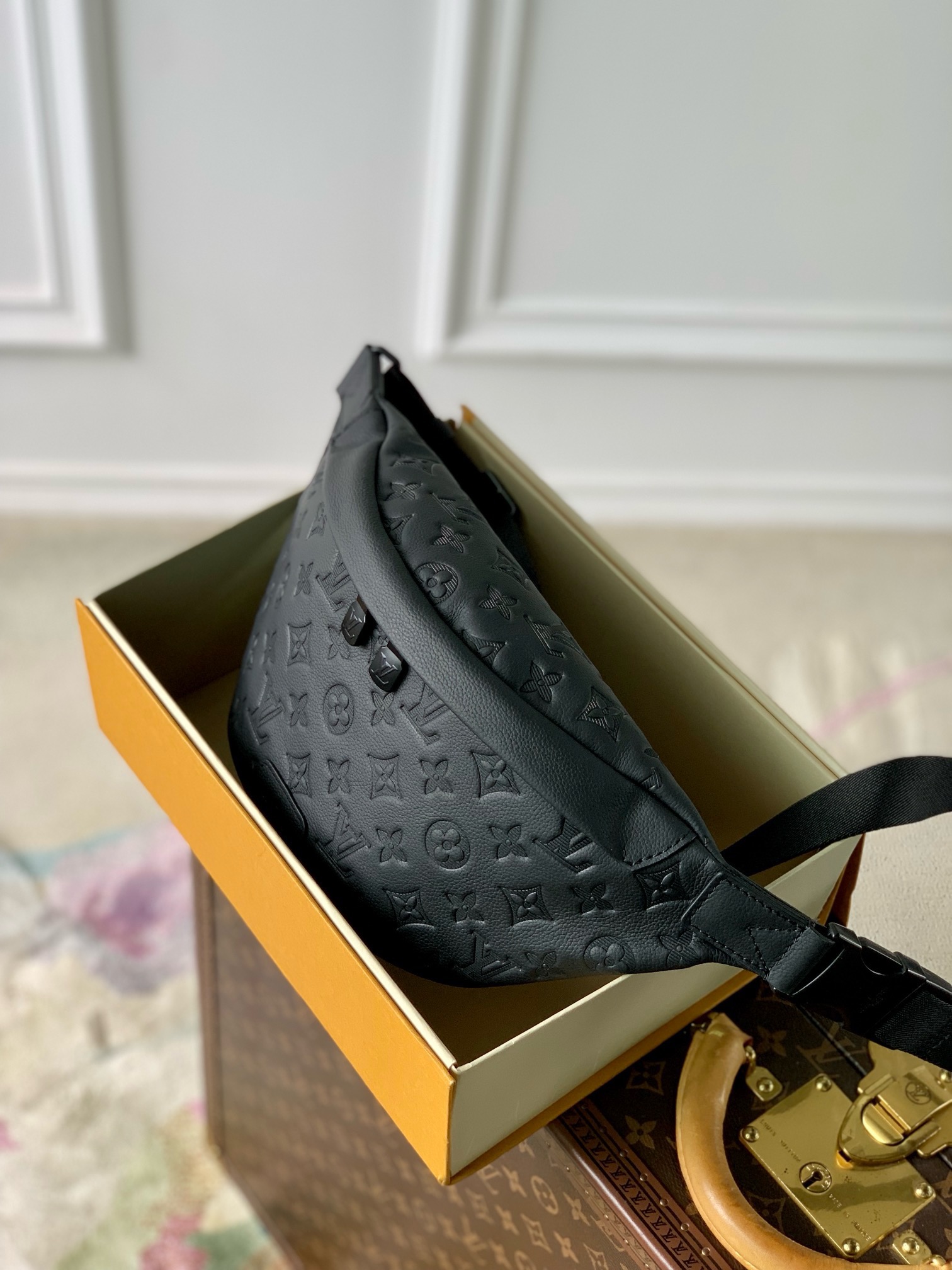 LV Discovery Monogram Shadow M46036