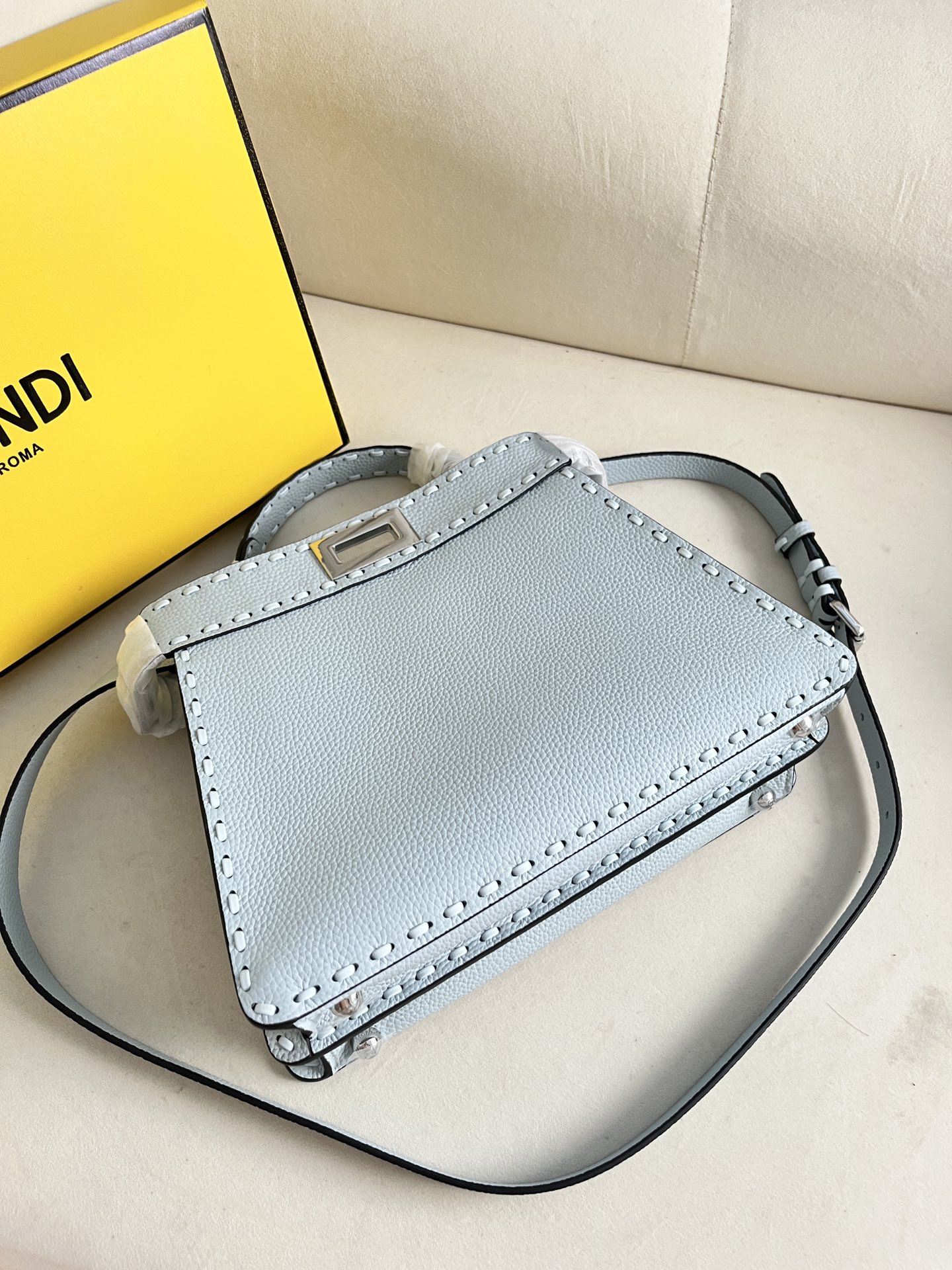 FEND1eekabooISeeU Medium Handbag Model: 8BN327 Size: 27*9.5*21cm
