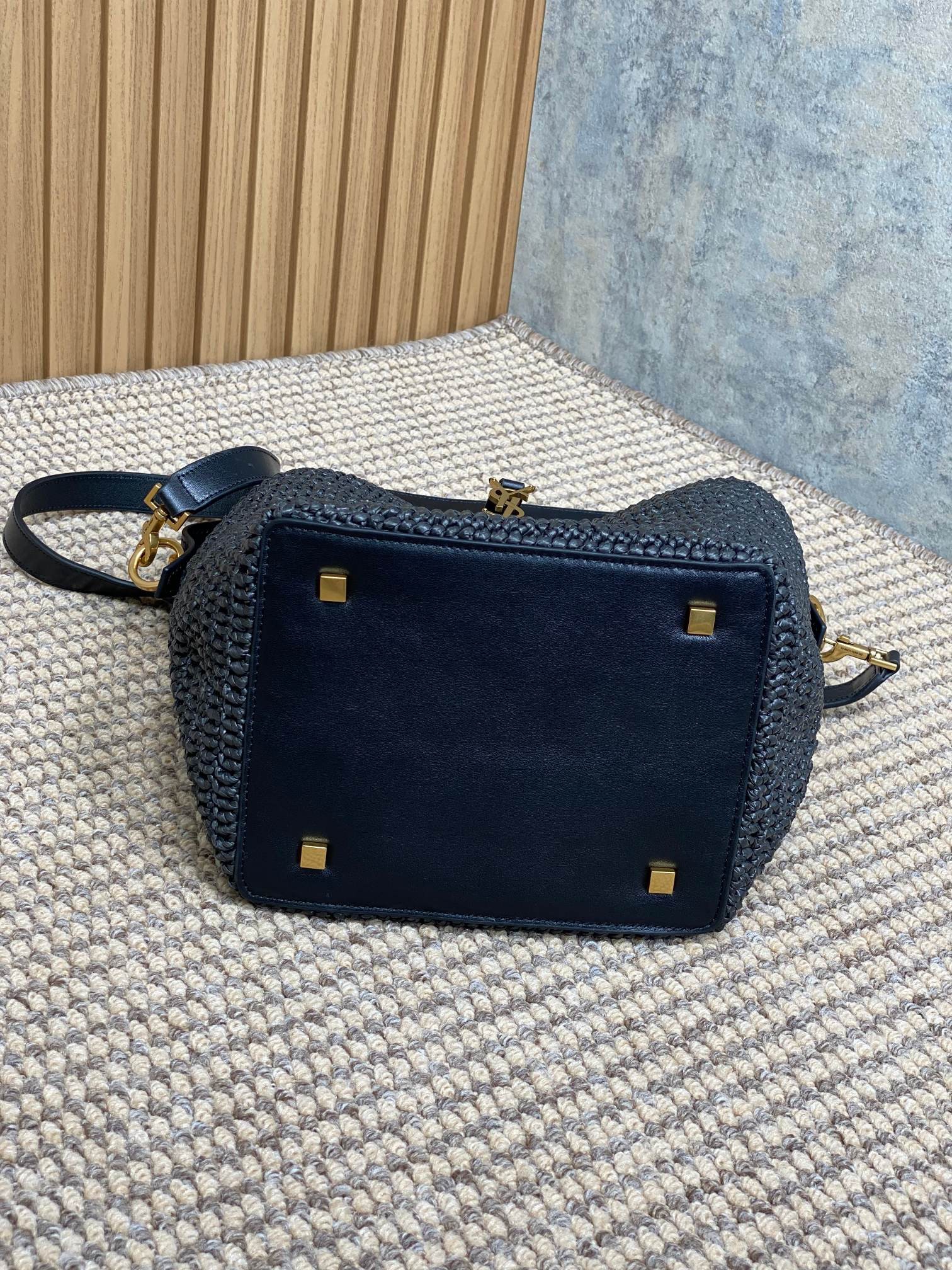 YSL Saint Laurent original leather YSL bucket bag, raffia and vegetable tanned stitching, with adjustable and detachable shoulder strap size 20x25x16cm Code: 742828