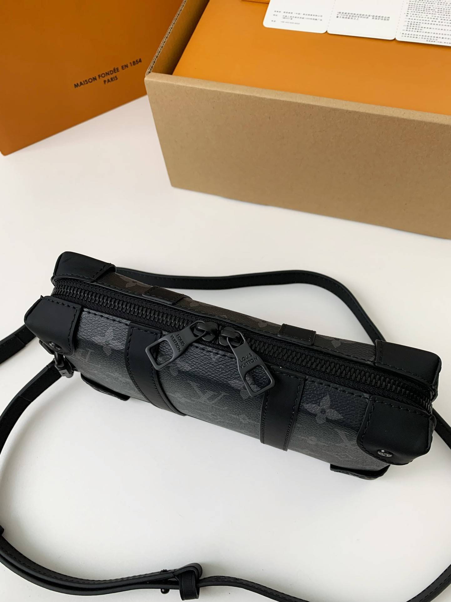 L*V's new Sac Plat Horizontal Zippé men's black flower briefcase M45165 Size:  22.5*14*5cm