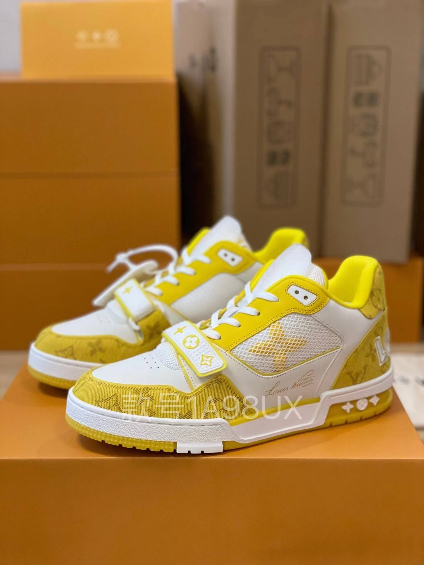 L*V TRAINER 1A98UX Sneakers Fall/Winter