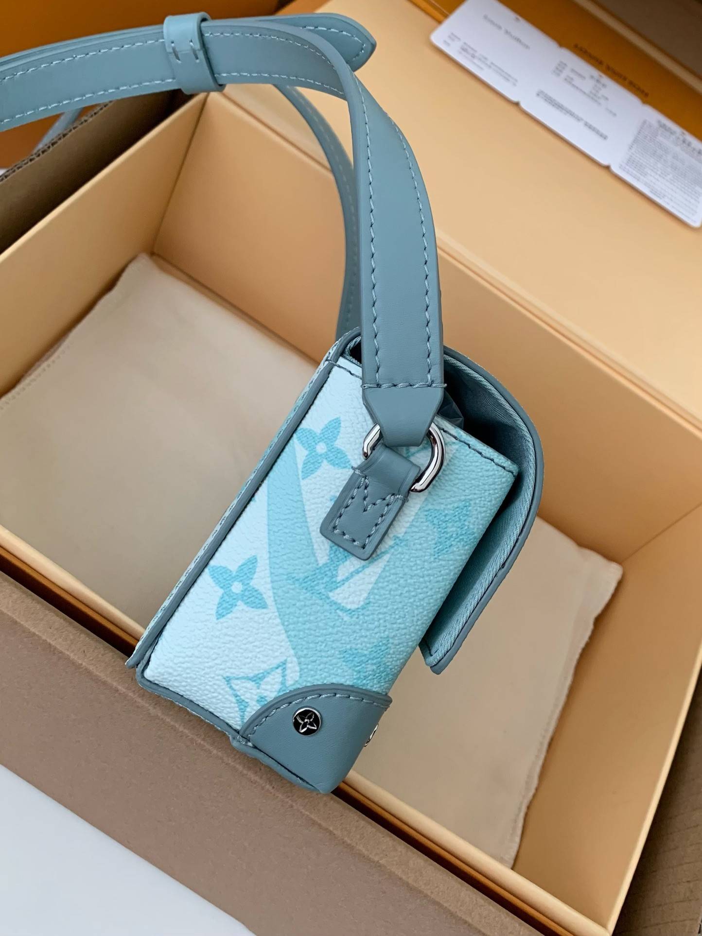 L*V STEAMER Mini Men's Handbag M22637 Top Quality Size: 18 * 11 * 6.5cm