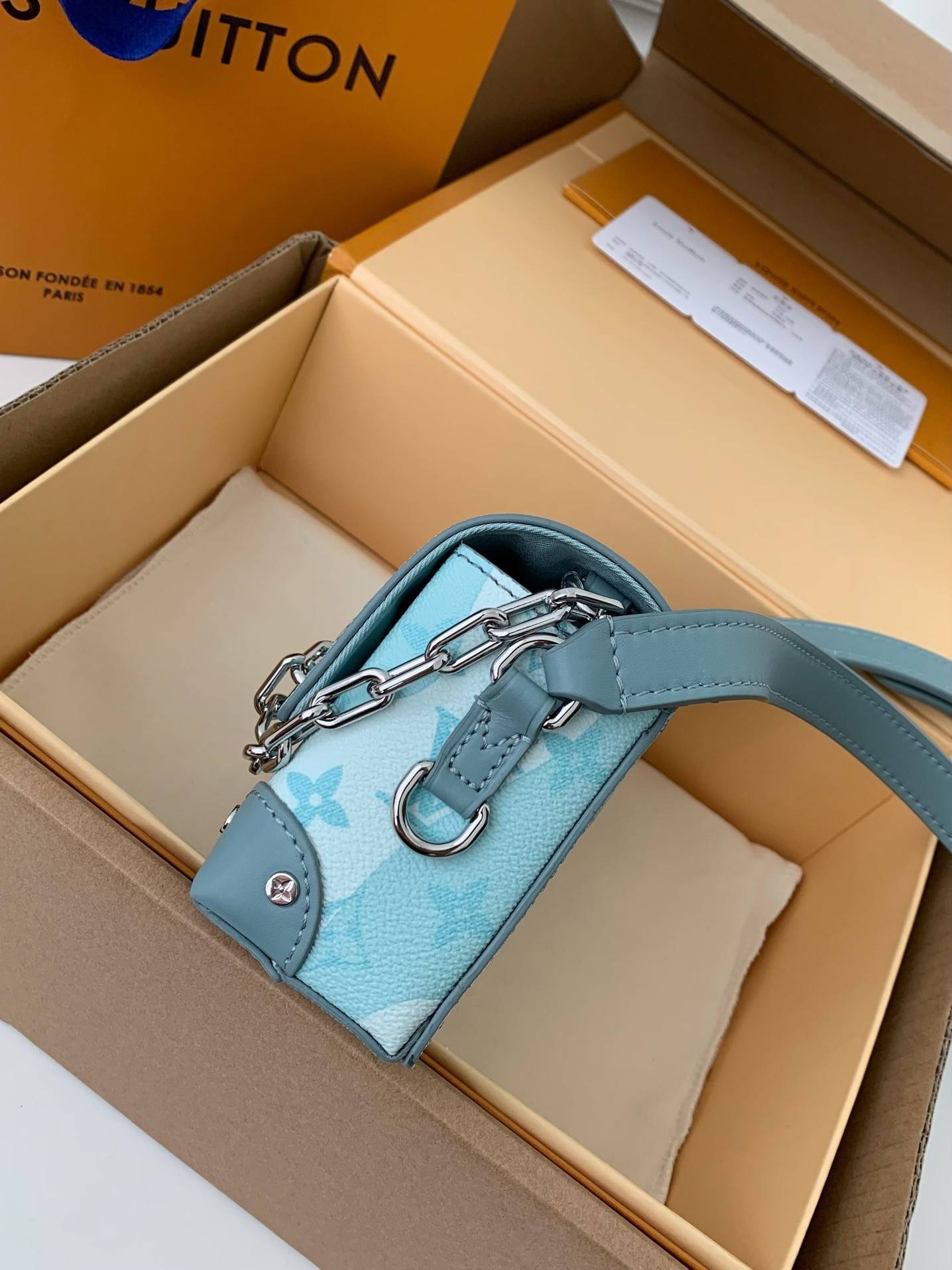 L*V STEAMER Mini Men's Handbag M22637 Top Quality Size: 18 * 11 * 6.5cm