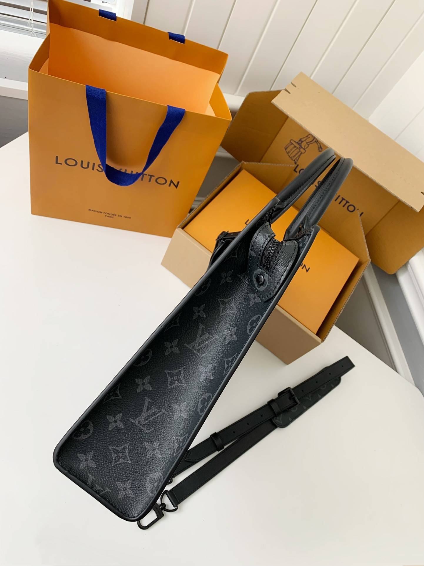 L*V's new Sac Plat Horizontal Zippé men's black flower briefcase M45165 Size: 31*39*8.5cm