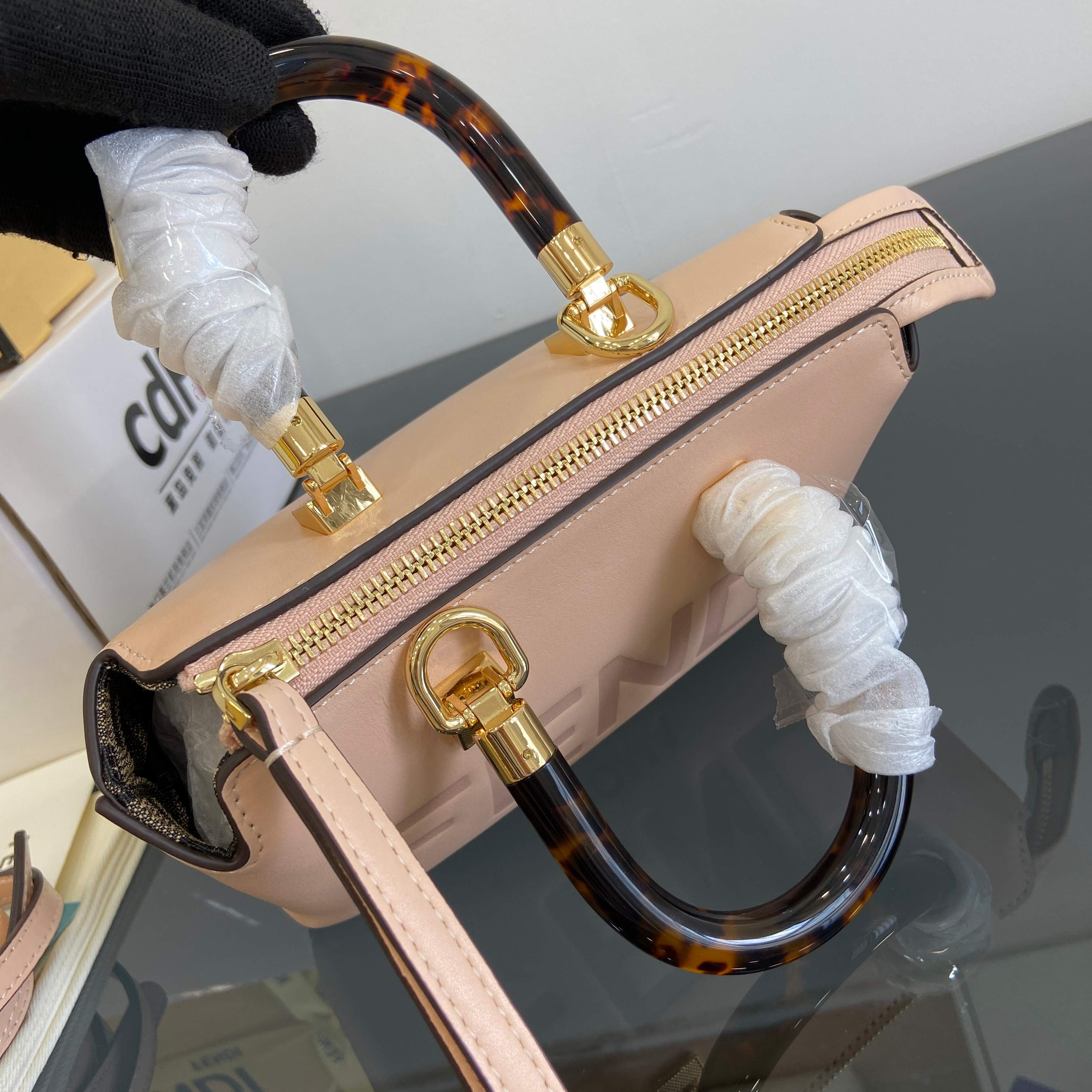 Fendi •Mini By The Way mini bag, calfskin model model: 8067 size: 17×8×9cm