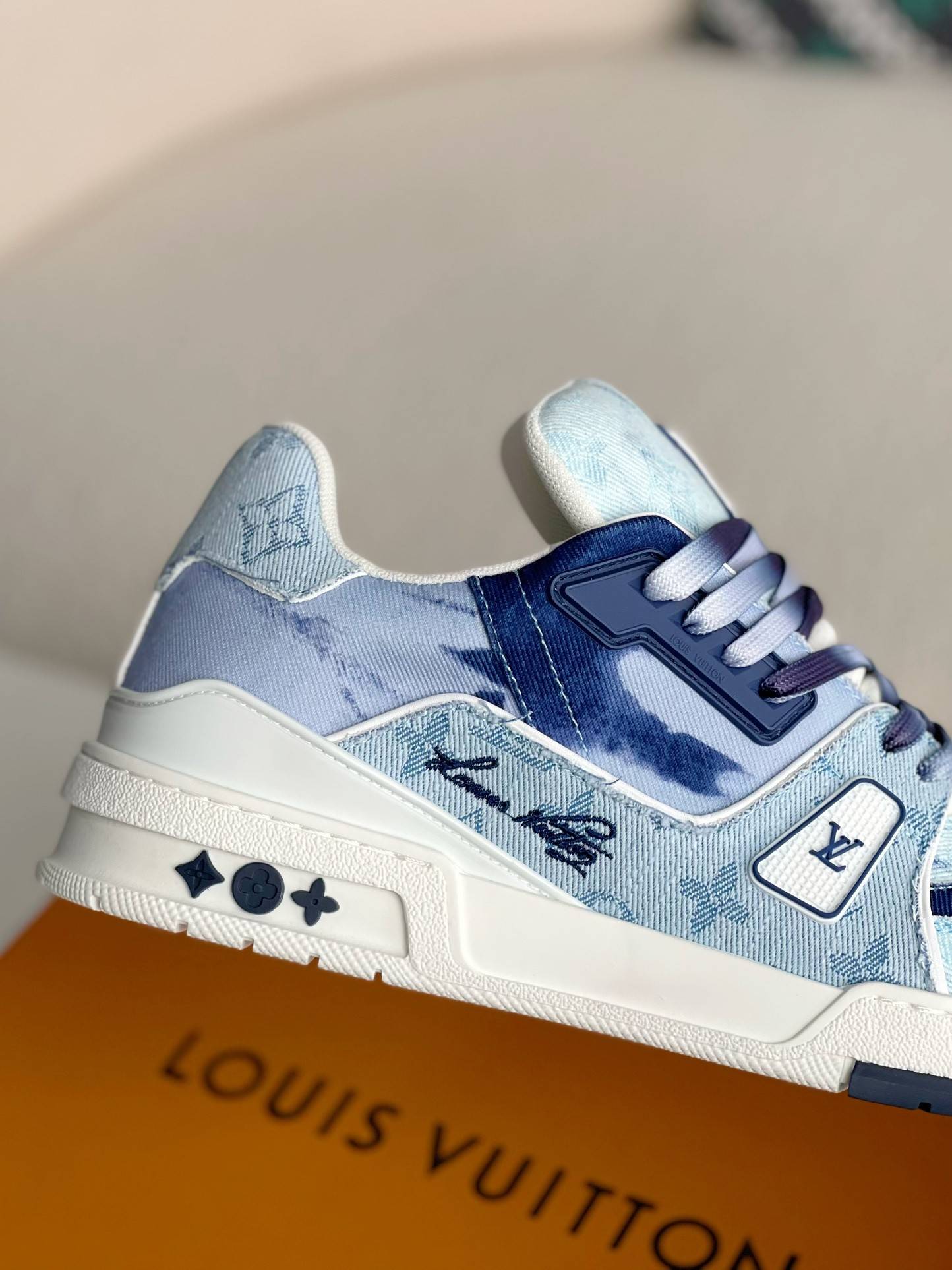 L*V TRAINER SNEAKERS