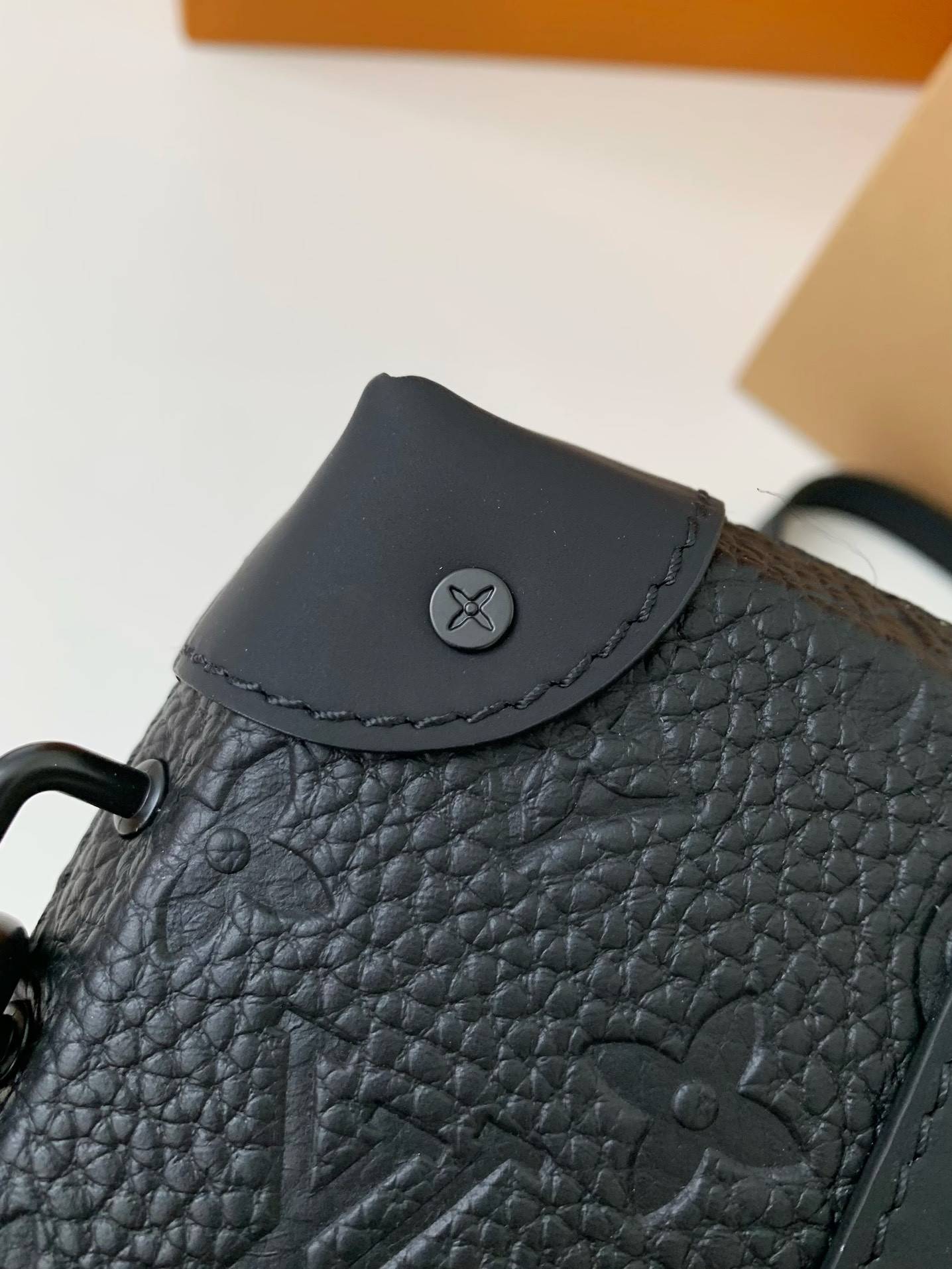 L*V's new Sac Plat Horizontal Zippé men's black flower briefcase M80224 Size:  22.5*14*5cm