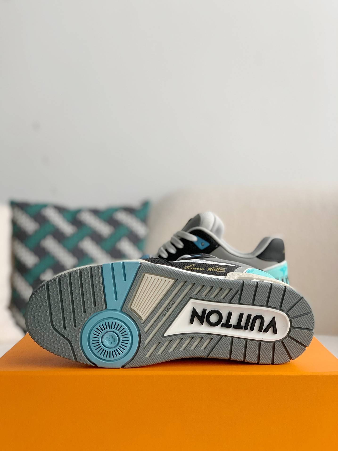 L*V TRAINER Sneakers