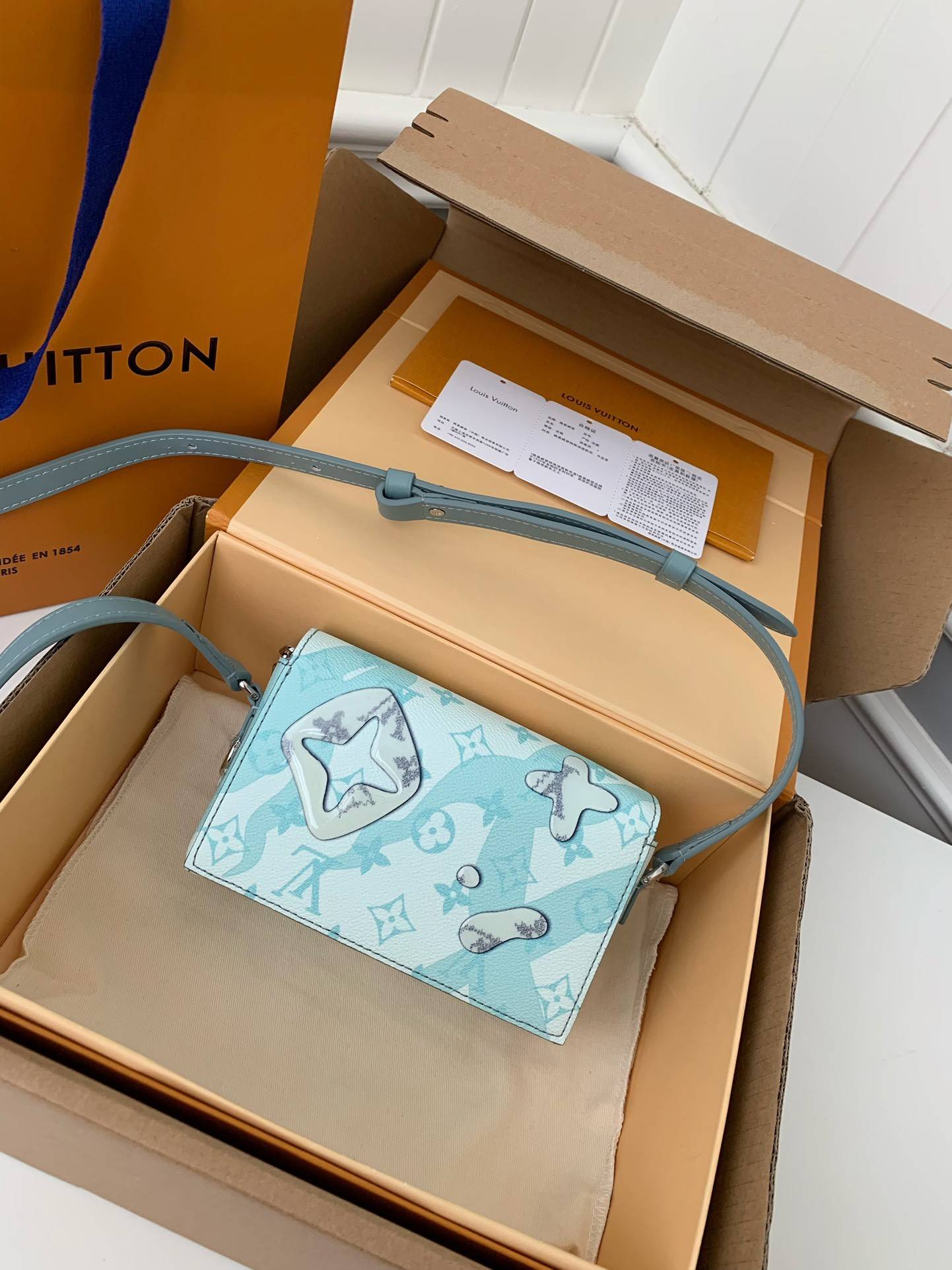 L*V STEAMER Mini Men's Handbag M22637 Top Quality Size: 18 * 11 * 6.5cm