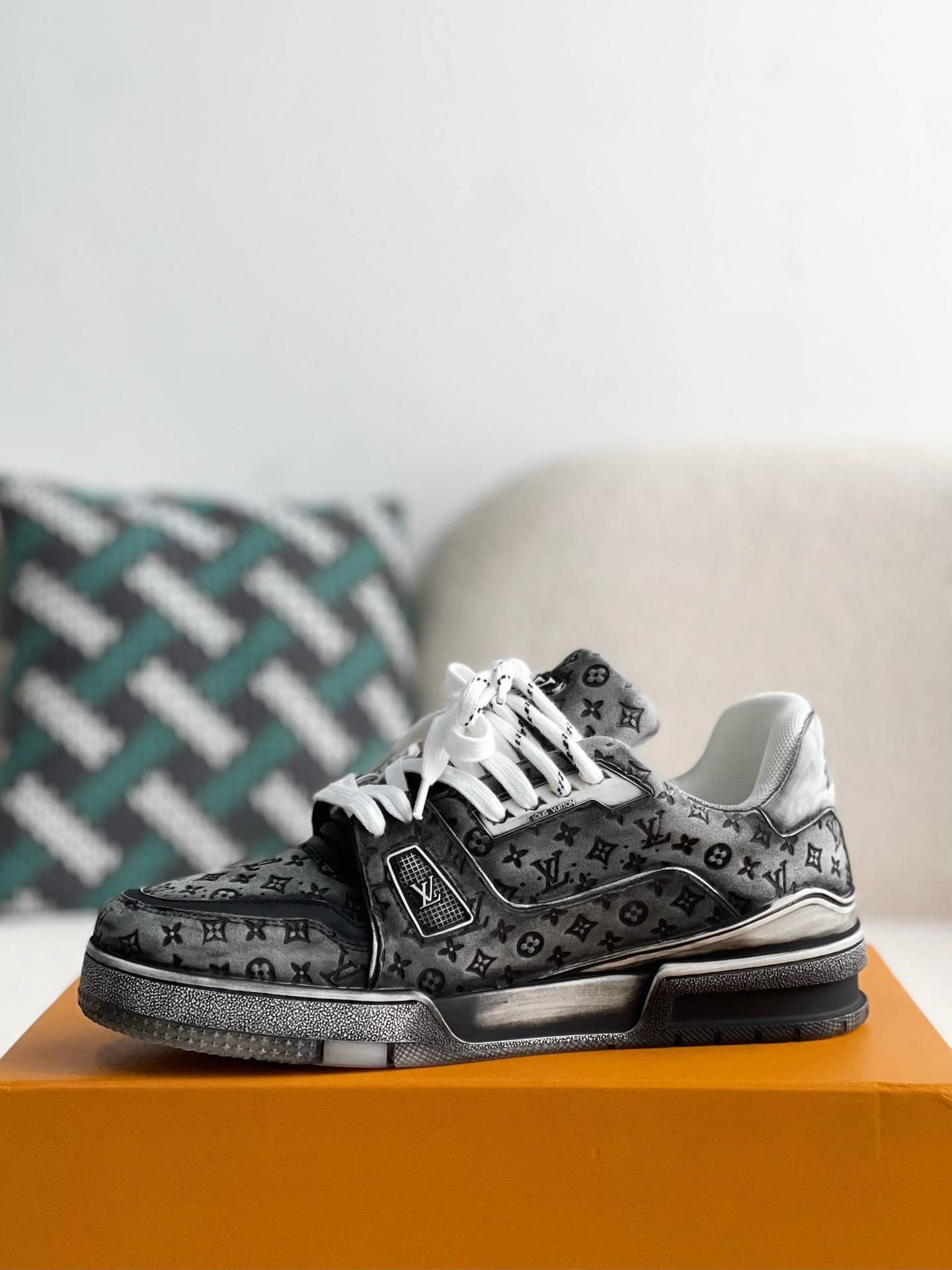 L*V TRAINER SNEAKERS