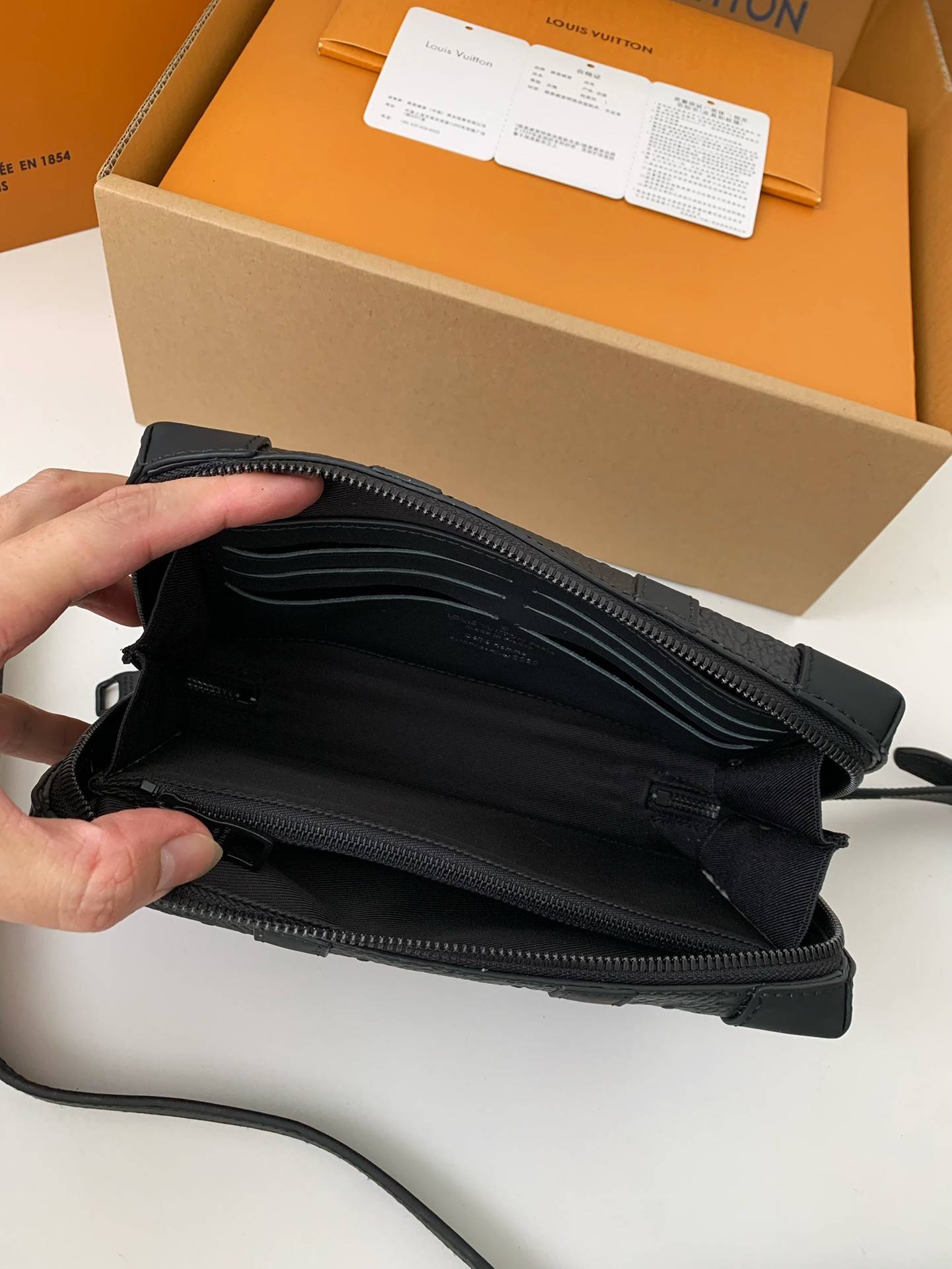 L*V's new Sac Plat Horizontal Zippé men's black flower briefcase M80224 Size:  22.5*14*5cm