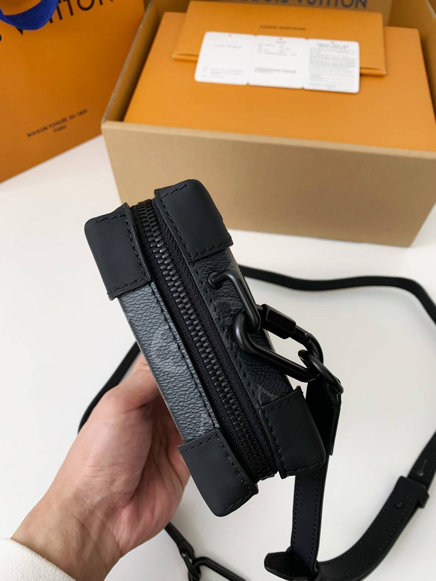 L*V's new Sac Plat Horizontal Zippé men's black flower briefcase M45165 Size:  22.5*14*5cm