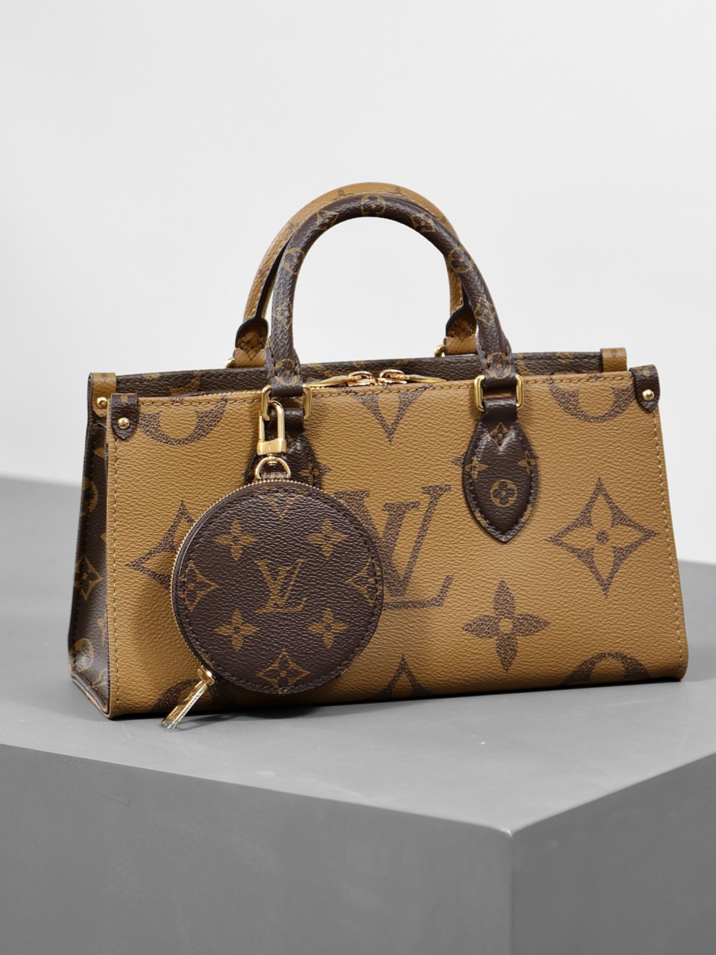 L*V's Seasonal New ONTHEGO Horizontal Handbag M46653 Top Quality Size: 25 * 13 * 10cm