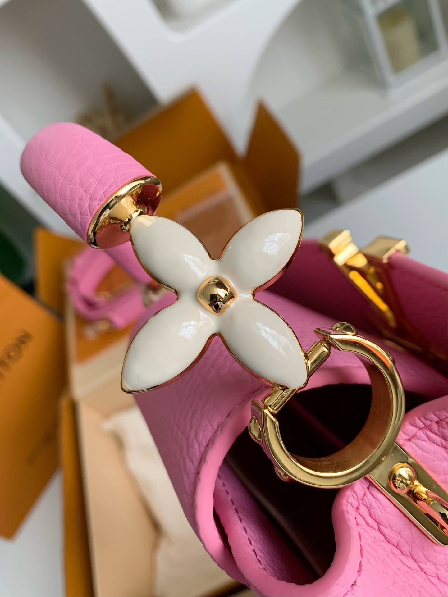 L*V Capucines BB Handbags Size：21*14*8cm