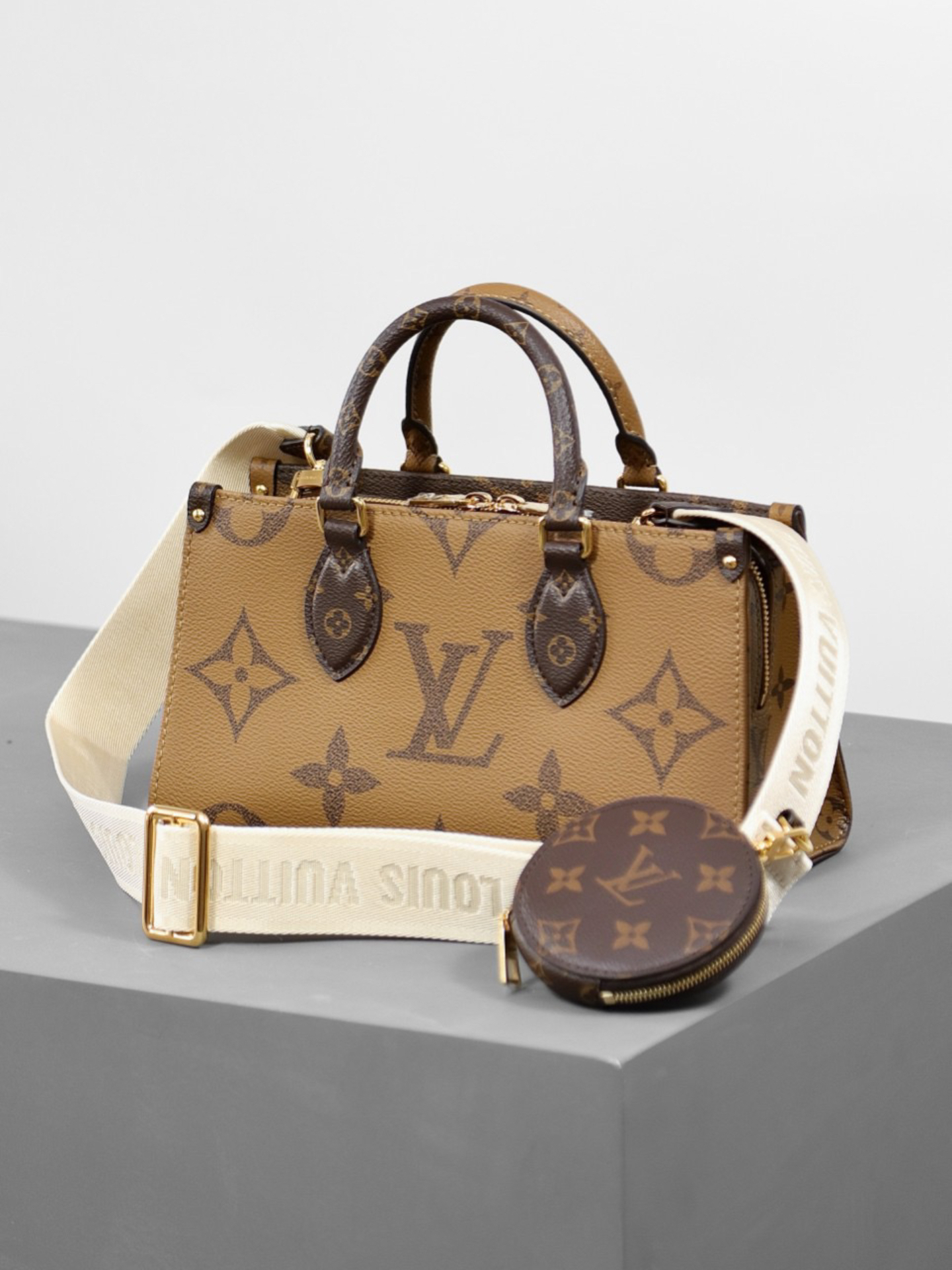 L*V's Seasonal New ONTHEGO Horizontal Handbag M46653 Top Quality Size: 25 * 13 * 10cm