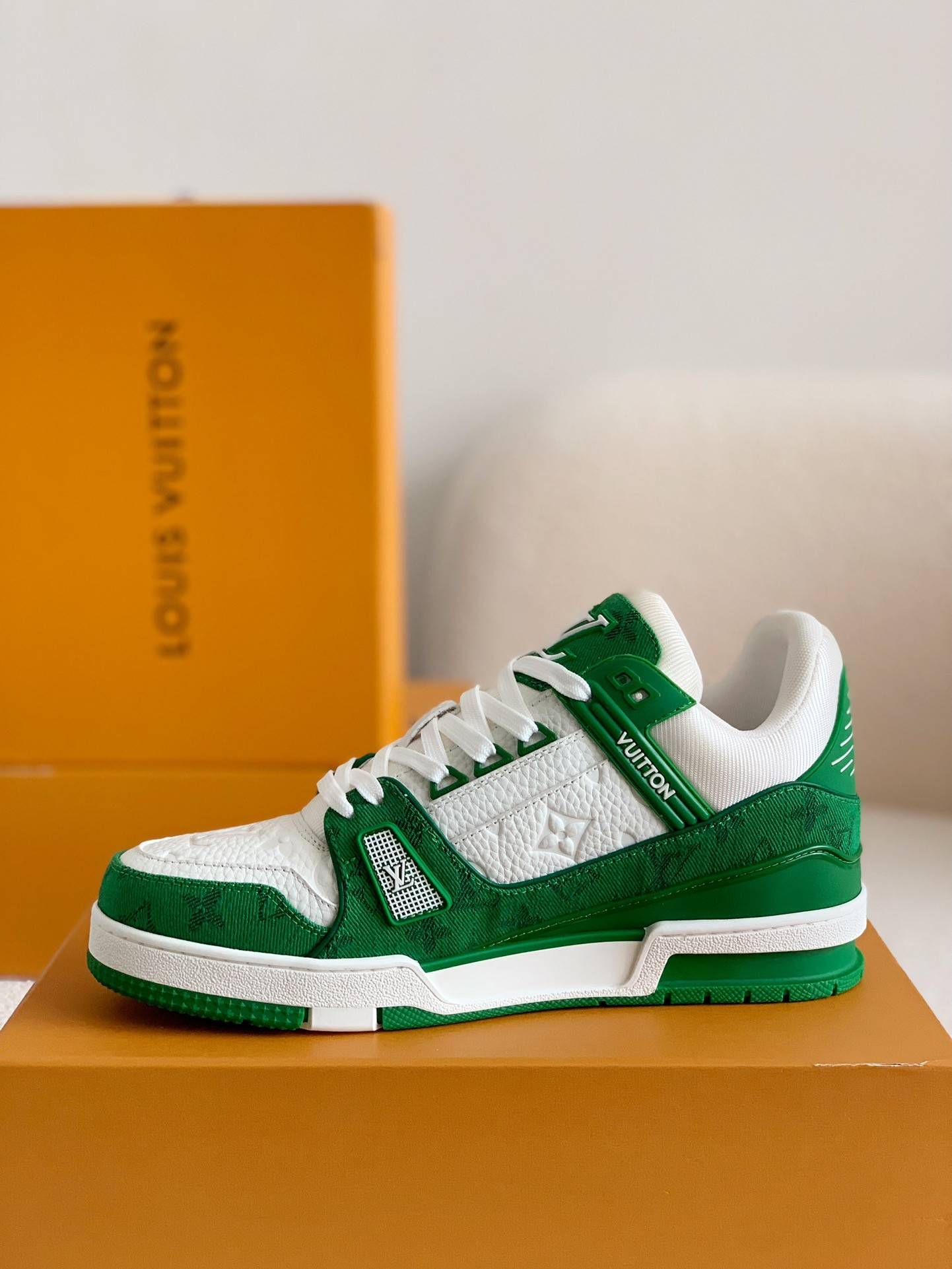 L*V TRAINER 1A8FN8 Sneakers