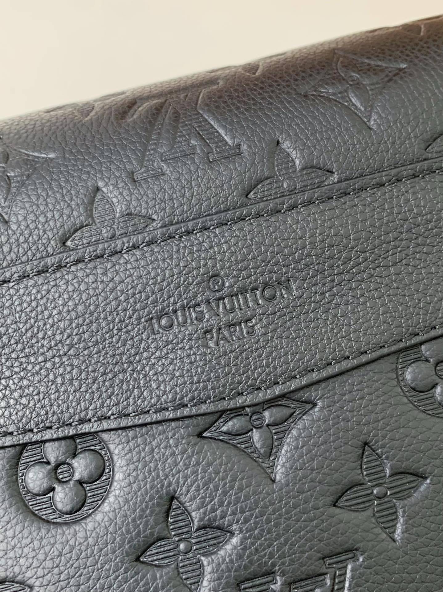 New L*V VOYAGER small men's messenger bag M25121 Size: 33*22.5*11cm