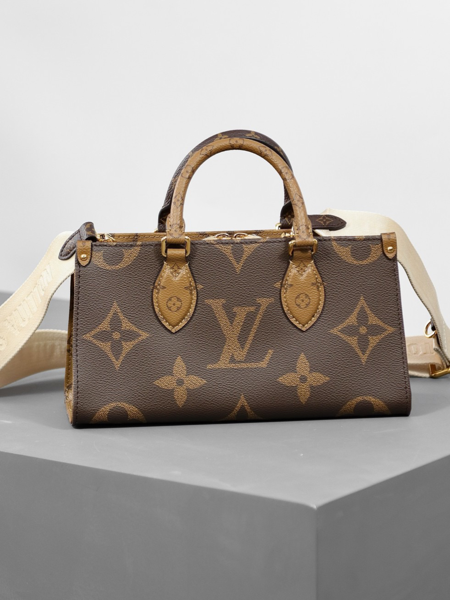 L*V's Seasonal New ONTHEGO Horizontal Handbag M46653 Top Quality Size: 25 * 13 * 10cm