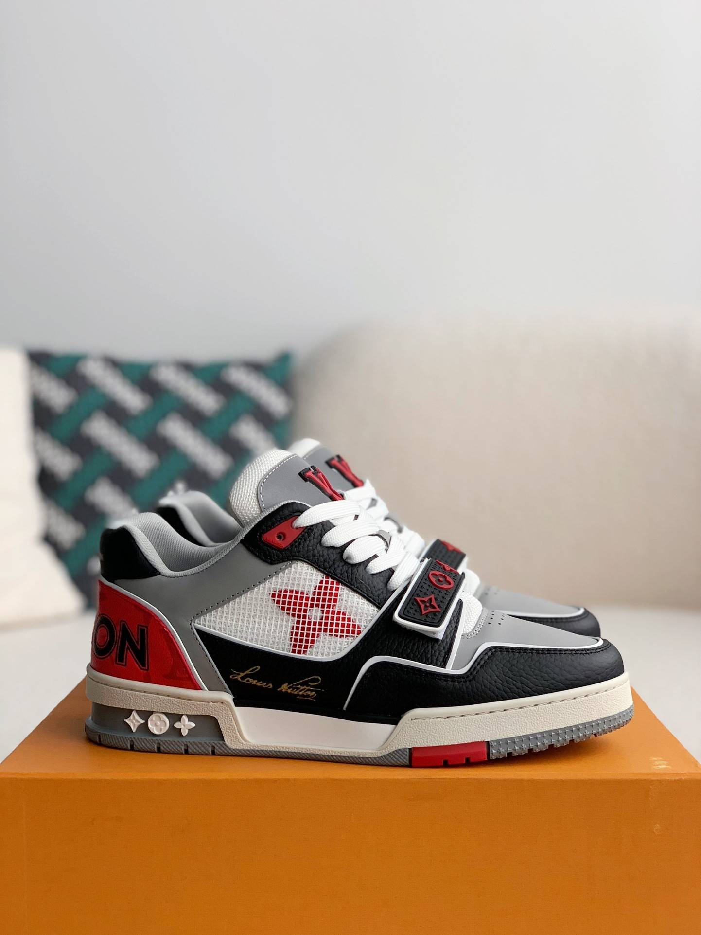 L*V TRAINER Sneakers