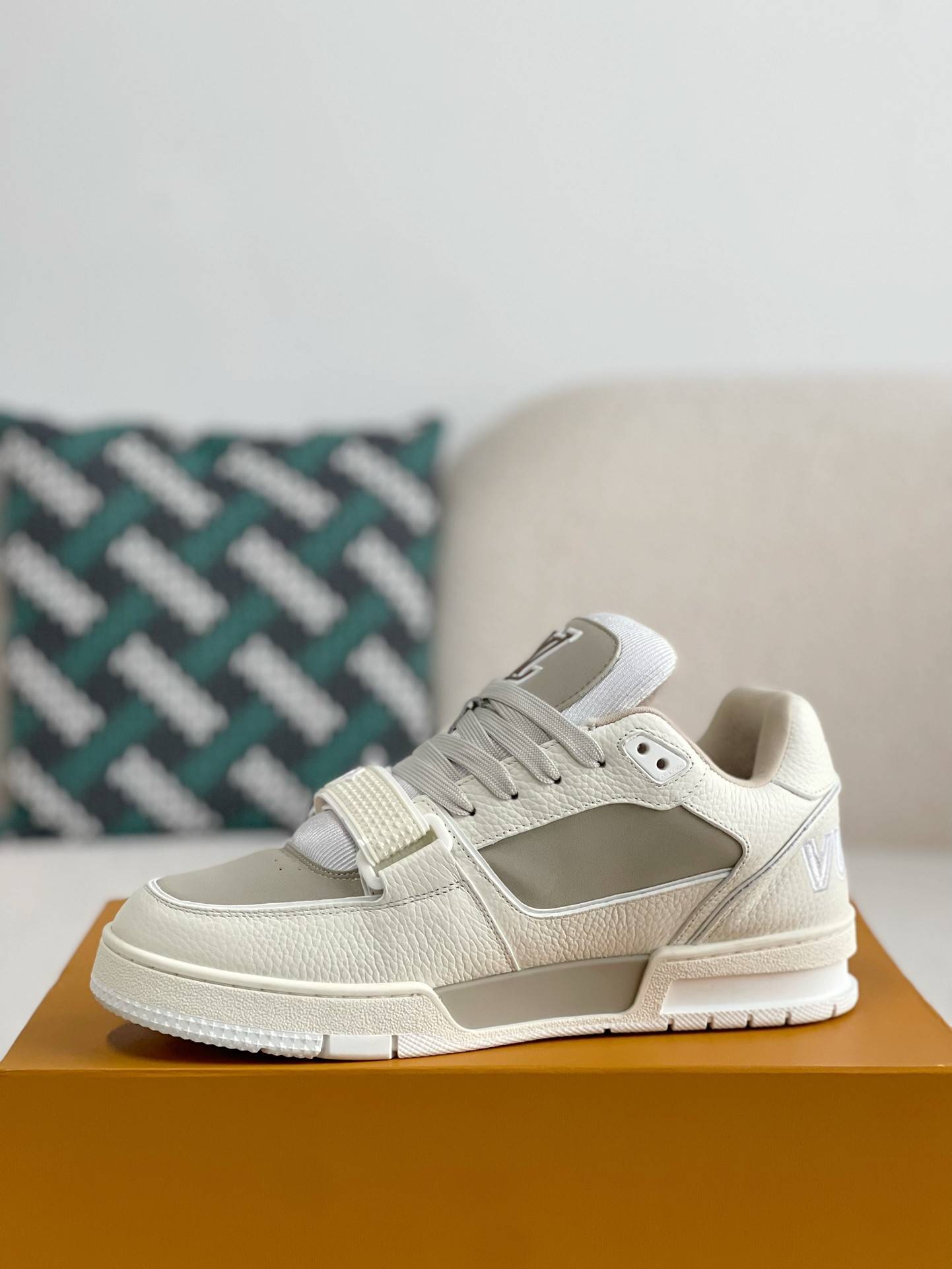 L*V TRAINER SNEAKERS