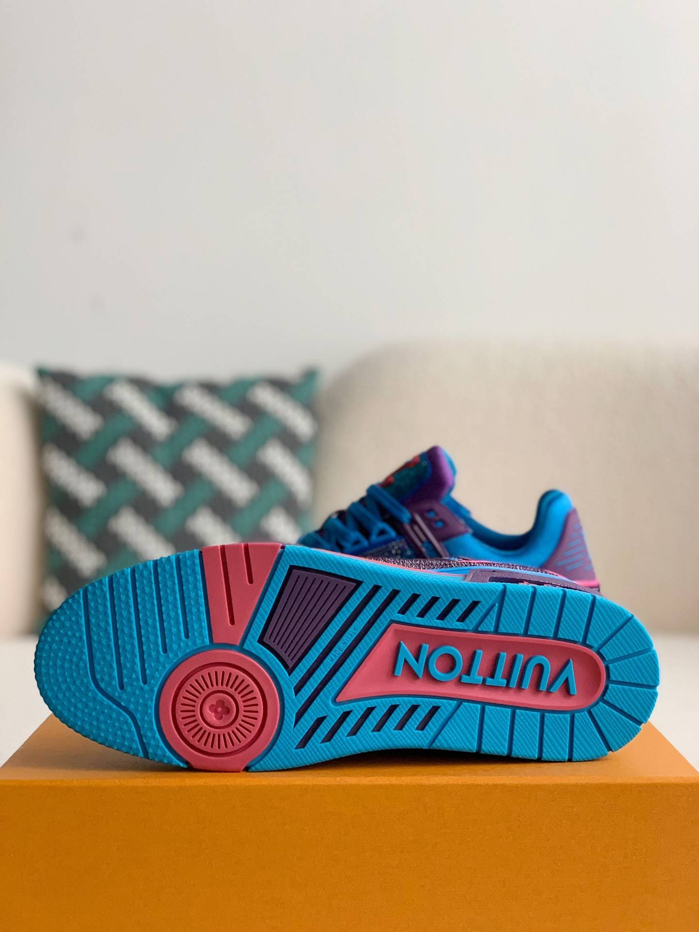 L*V TRAINER Sneakers