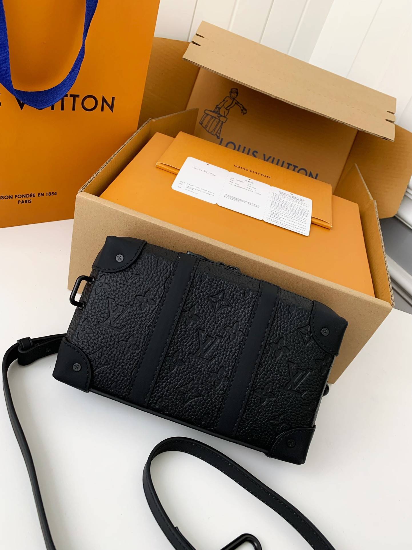 L*V's new Sac Plat Horizontal Zippé men's black flower briefcase M80224 Size:  22.5*14*5cm