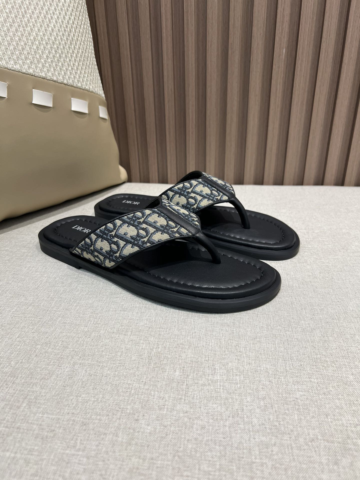 Dior slide