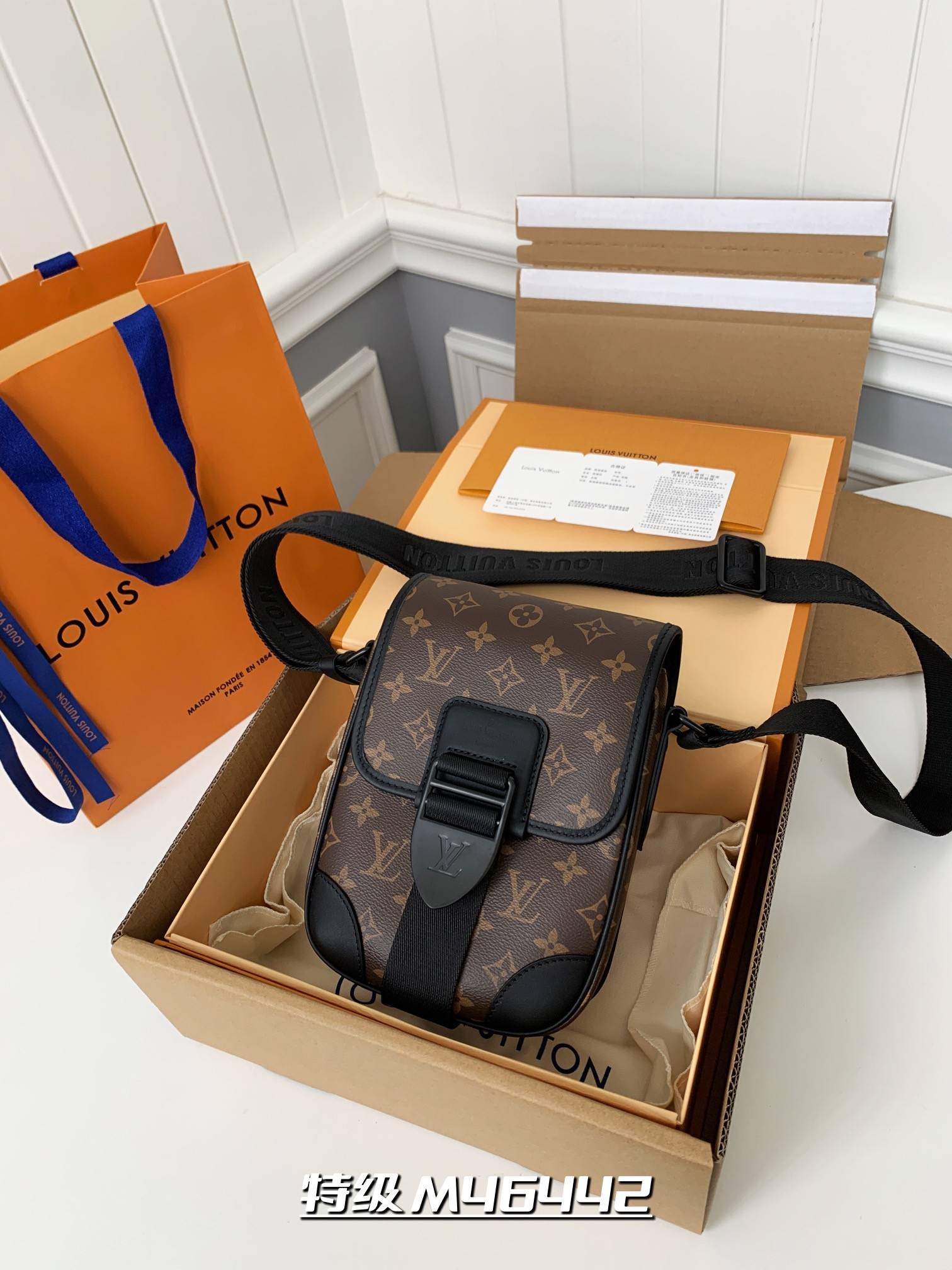 L*V ARCHY messenger bag M46442 SIZE:22*16*7CM