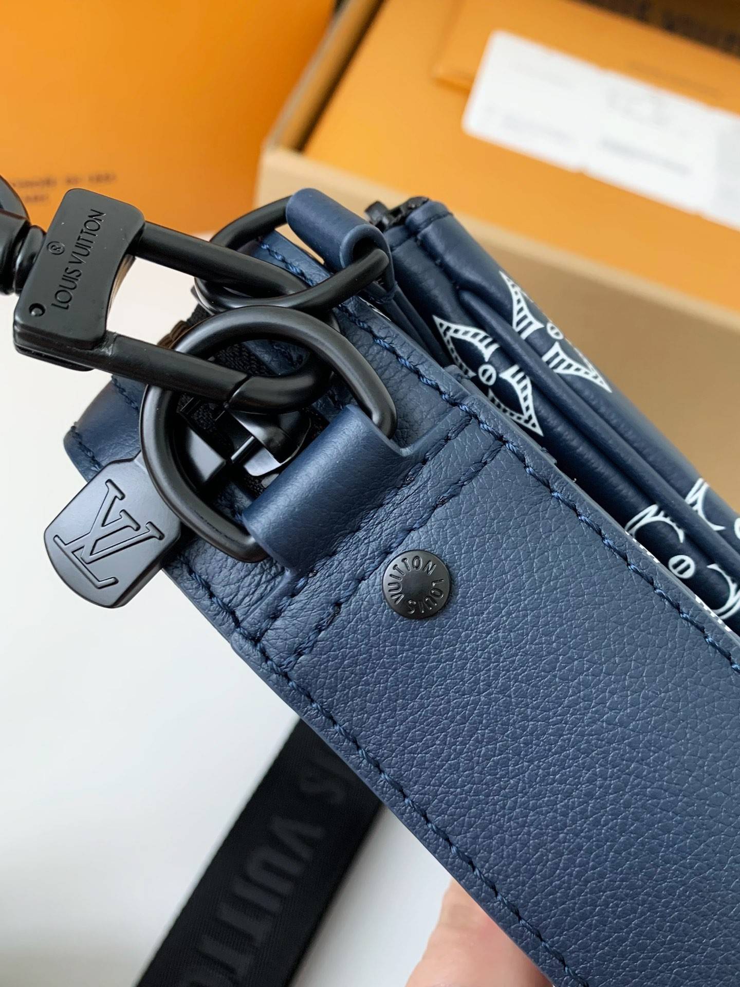 L*V The new TRIO Postman Pack M24753  Size： 25*18.5*7cm