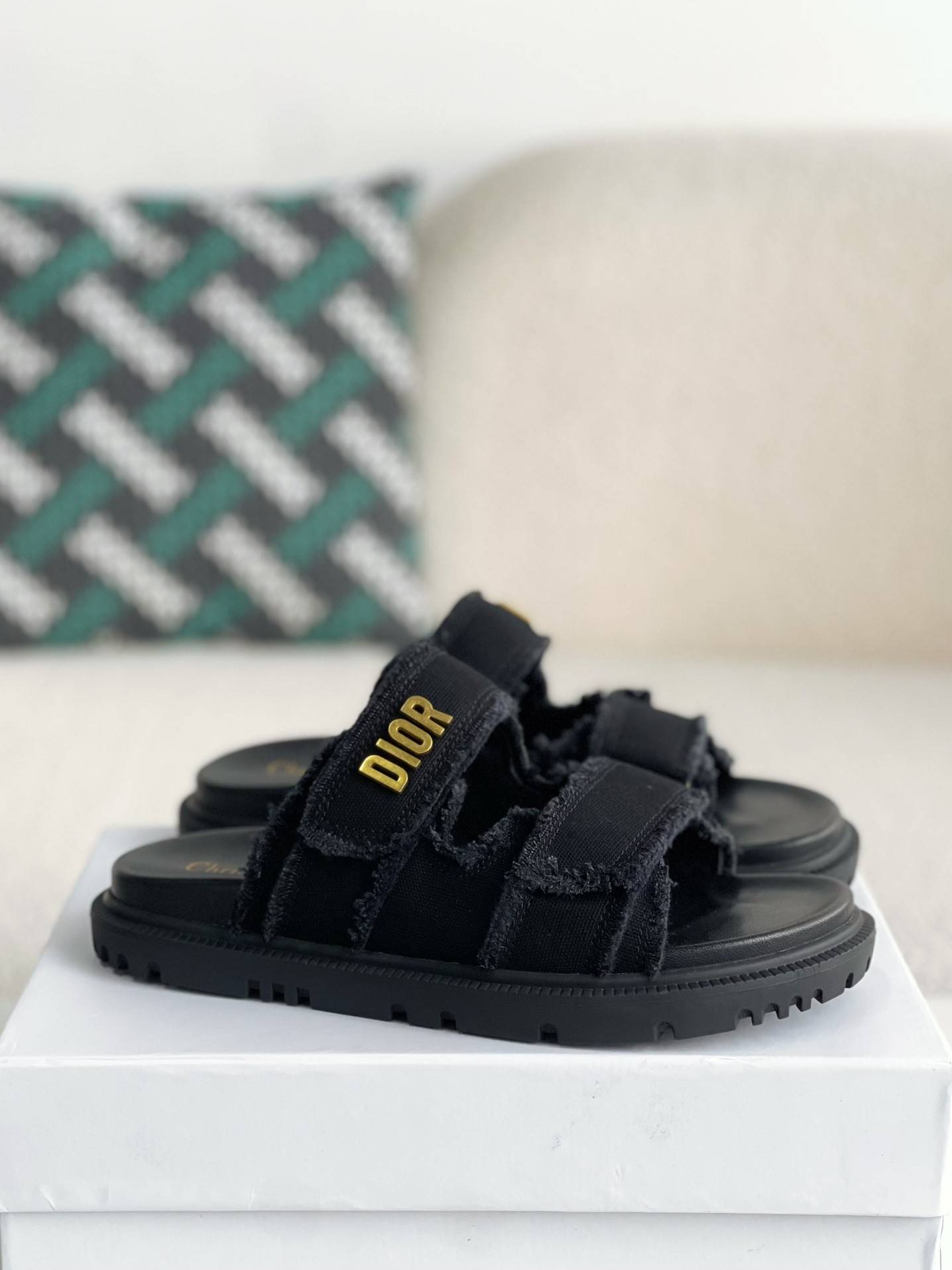 D*OR A word sandal