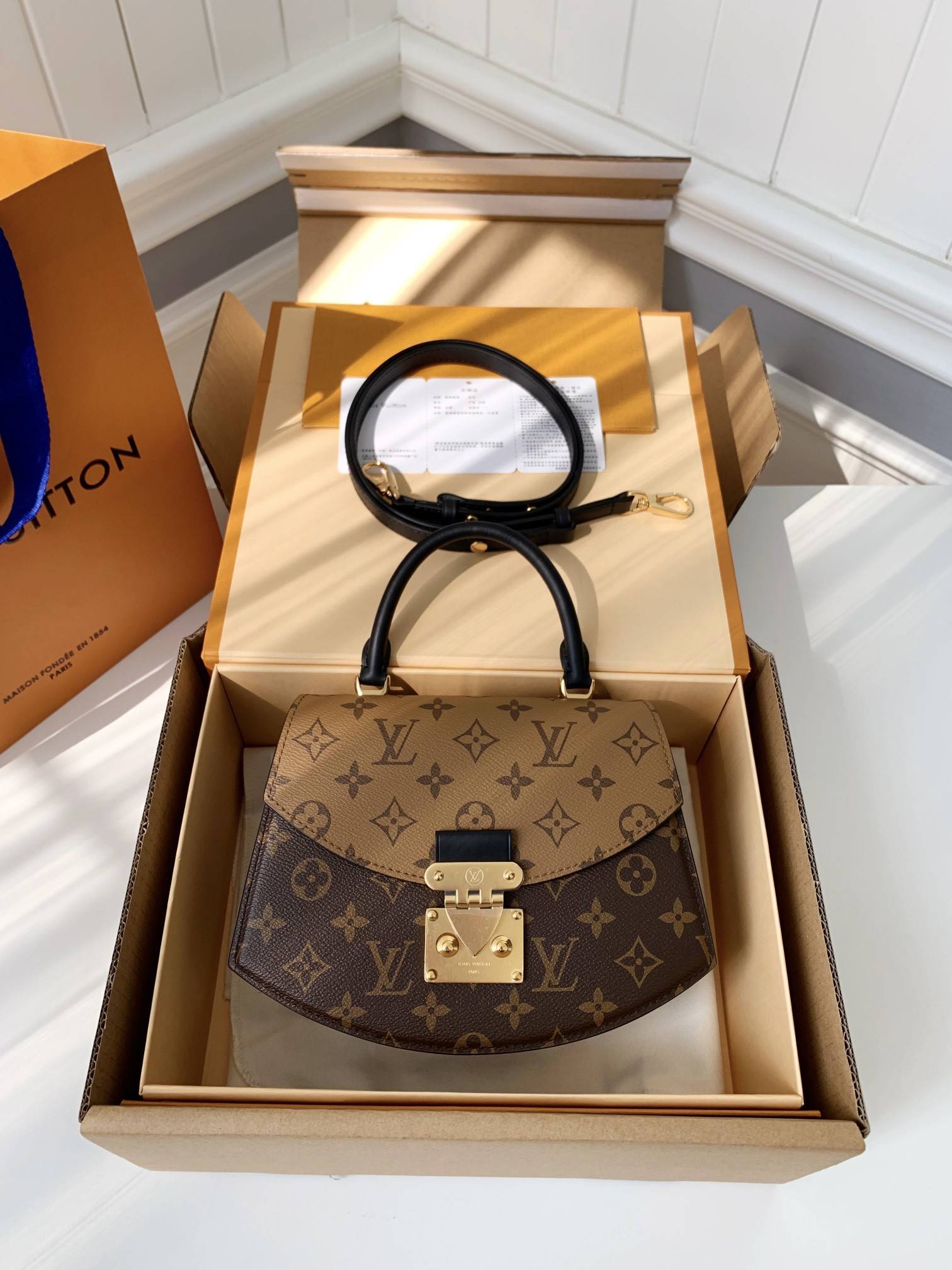 L*V Show style frame M46548 SIZE:23.5*16.5*8CM