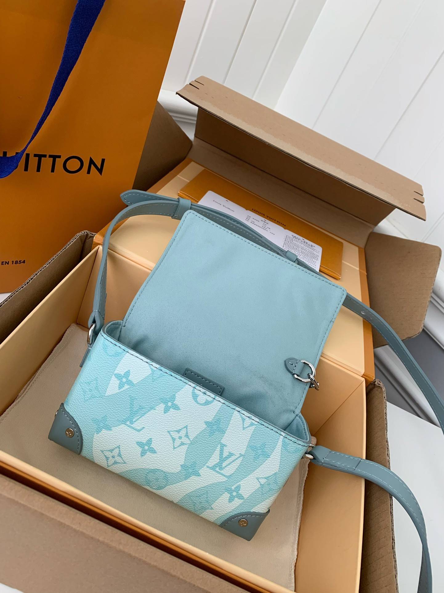 L*V STEAMER Mini Men's Handbag M22637 Top Quality Size: 18 * 11 * 6.5cm