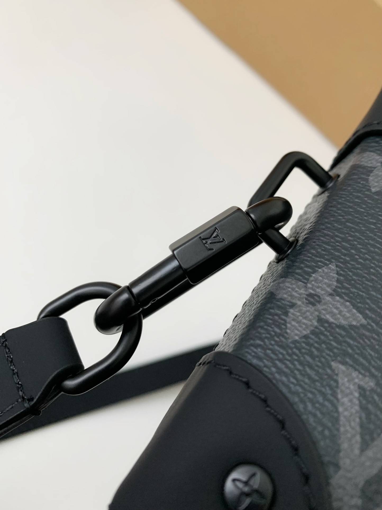 L*V's new Sac Plat Horizontal Zippé men's black flower briefcase M45165 Size:  22.5*14*5cm