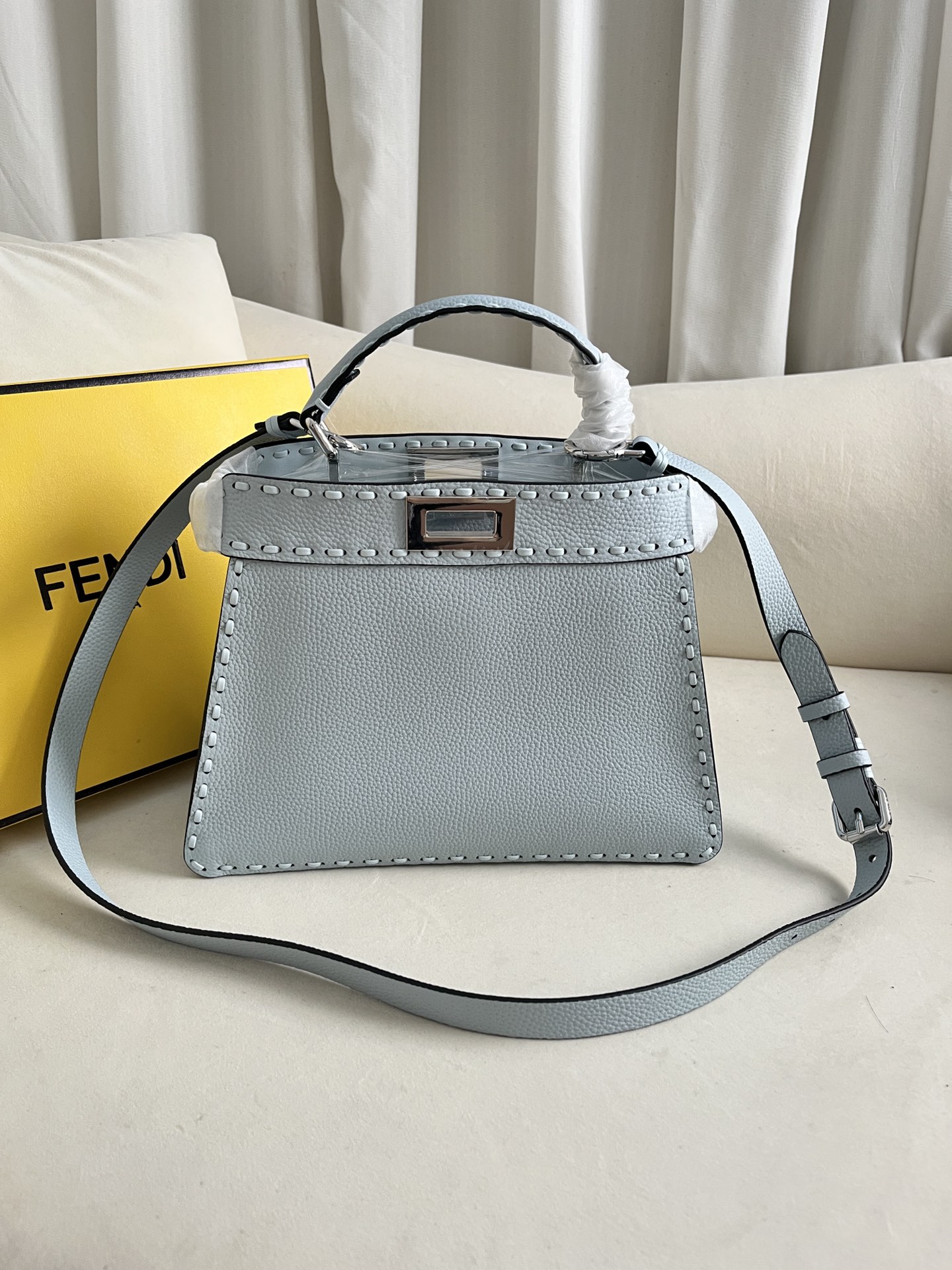 FEND1eekabooISeeU Medium Handbag Model: 8BN327 Size: 27*9.5*21cm