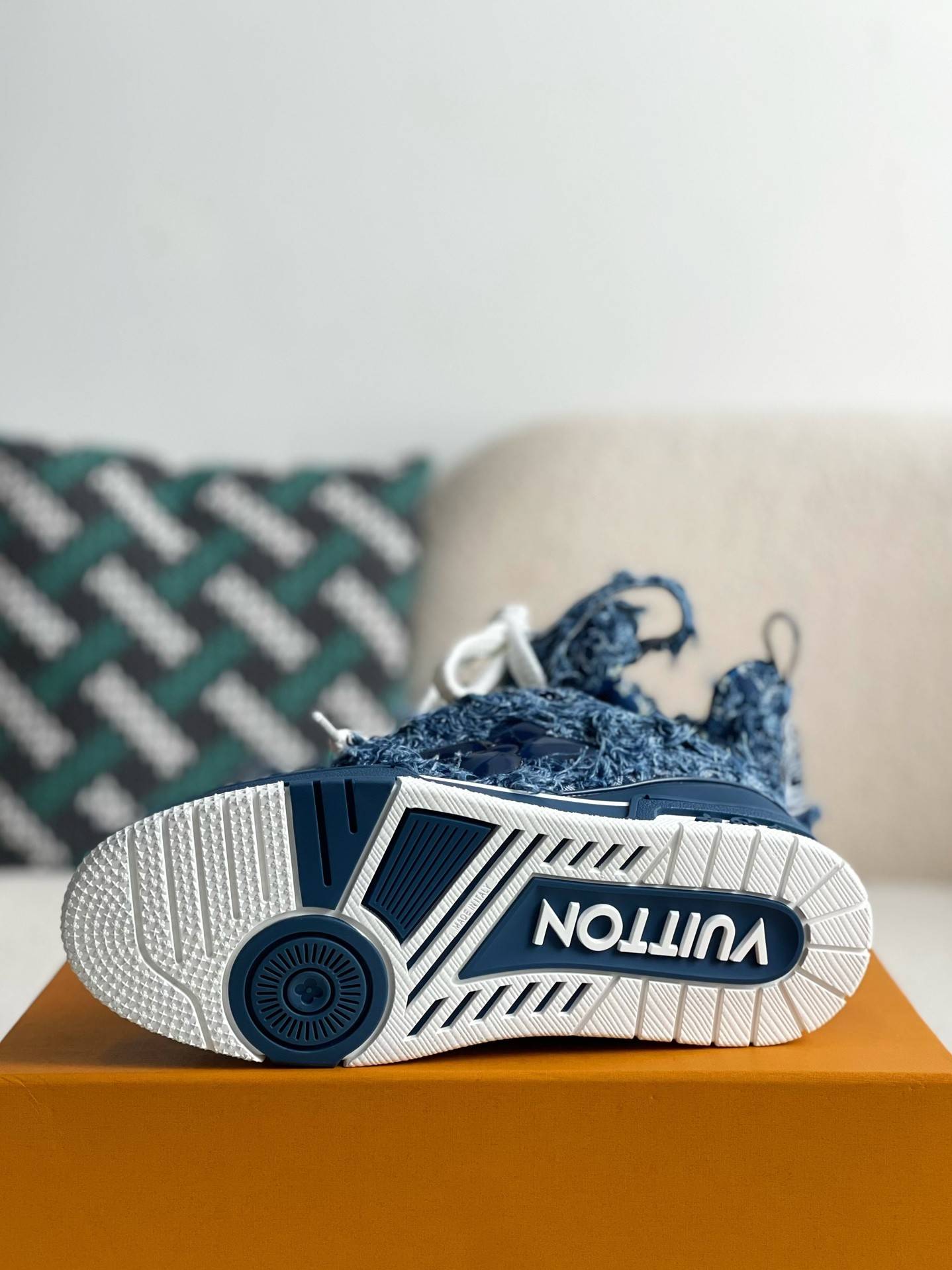 L*V TRAINER SNEAKERS