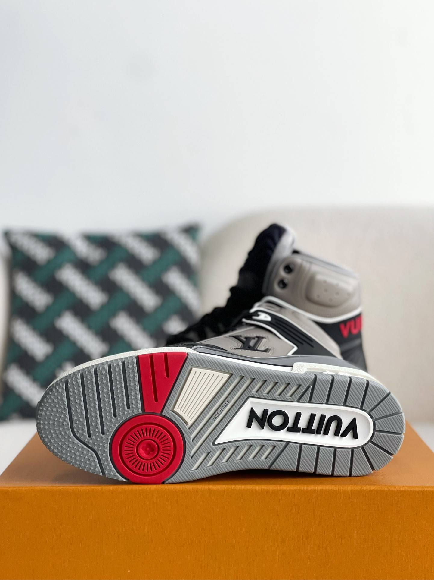 L*V TRAINER SNEAKERS