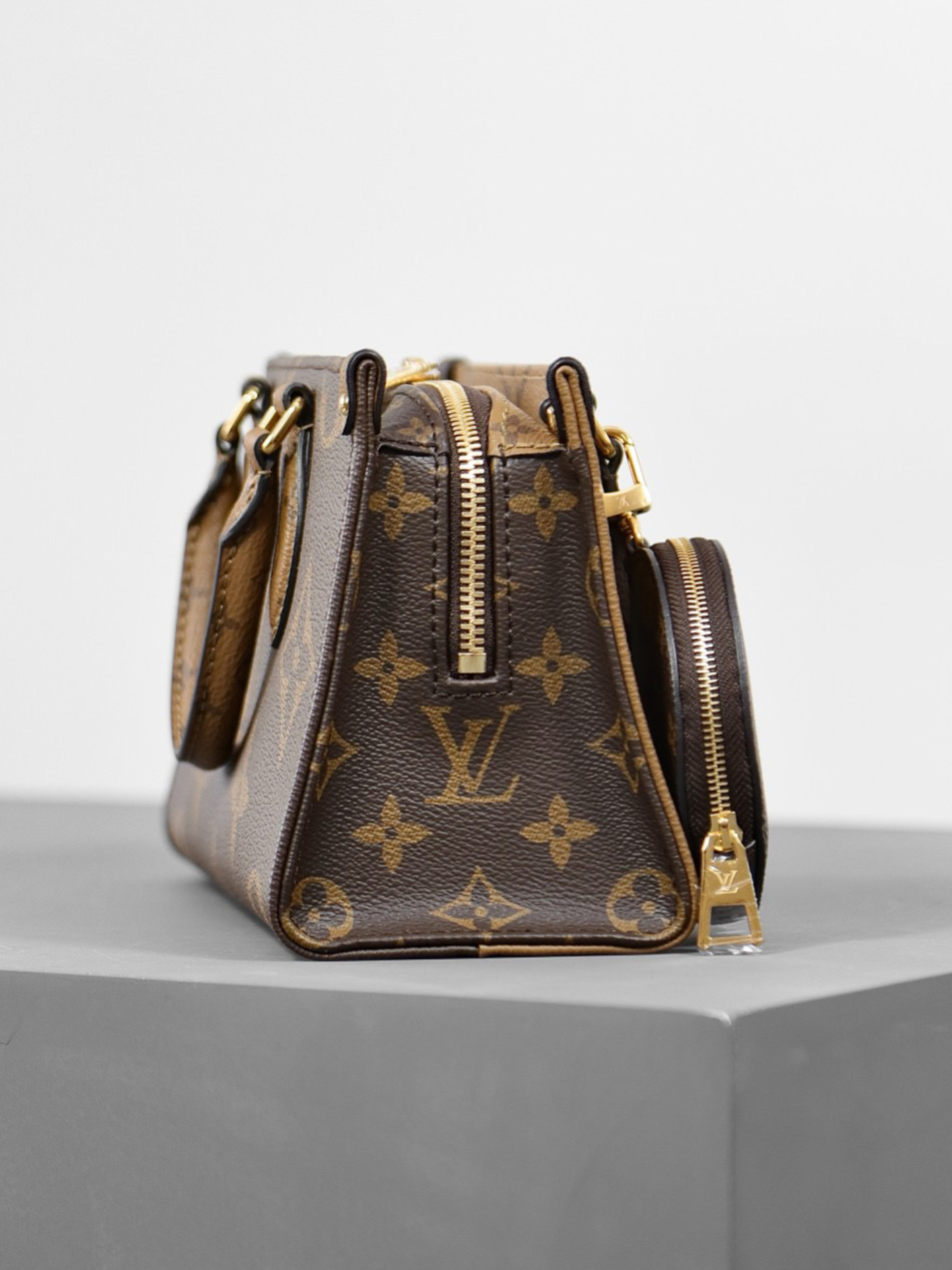 L*V's Seasonal New ONTHEGO Horizontal Handbag M46653 Top Quality Size: 25 * 13 * 10cm