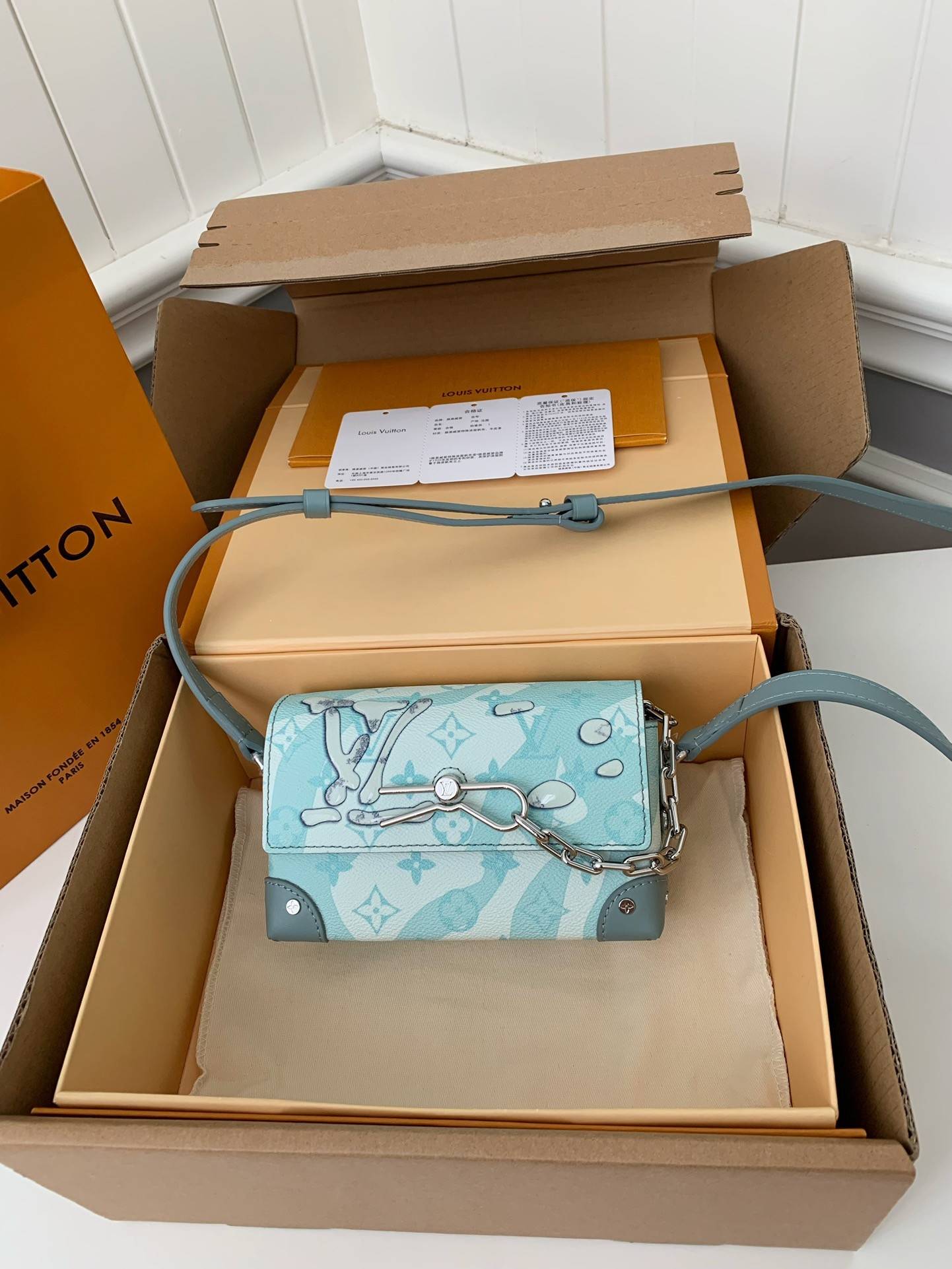 L*V STEAMER Mini Men's Handbag M22637 Top Quality Size: 18 * 11 * 6.5cm