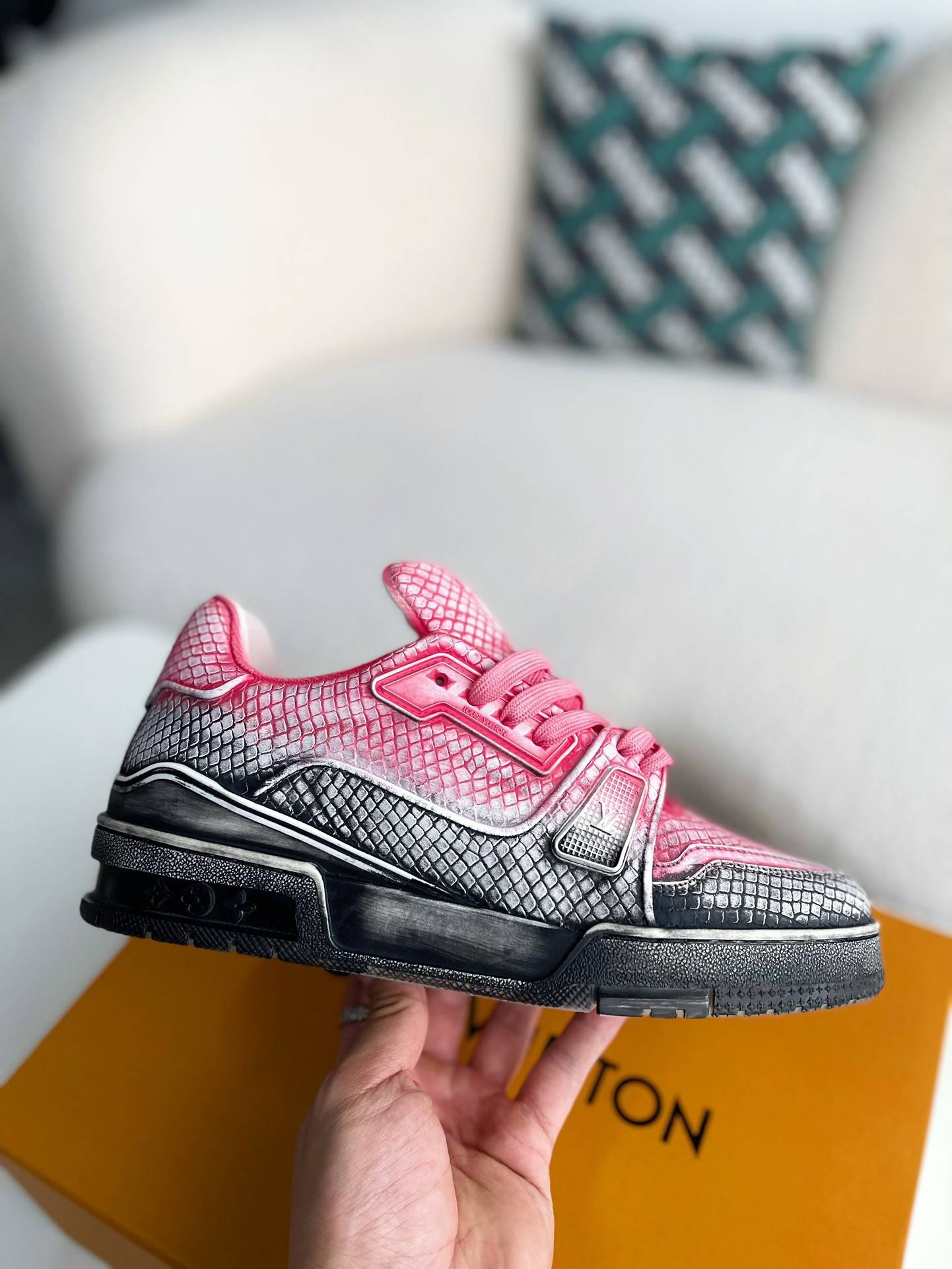 L*V TRAINER SNEAKERS