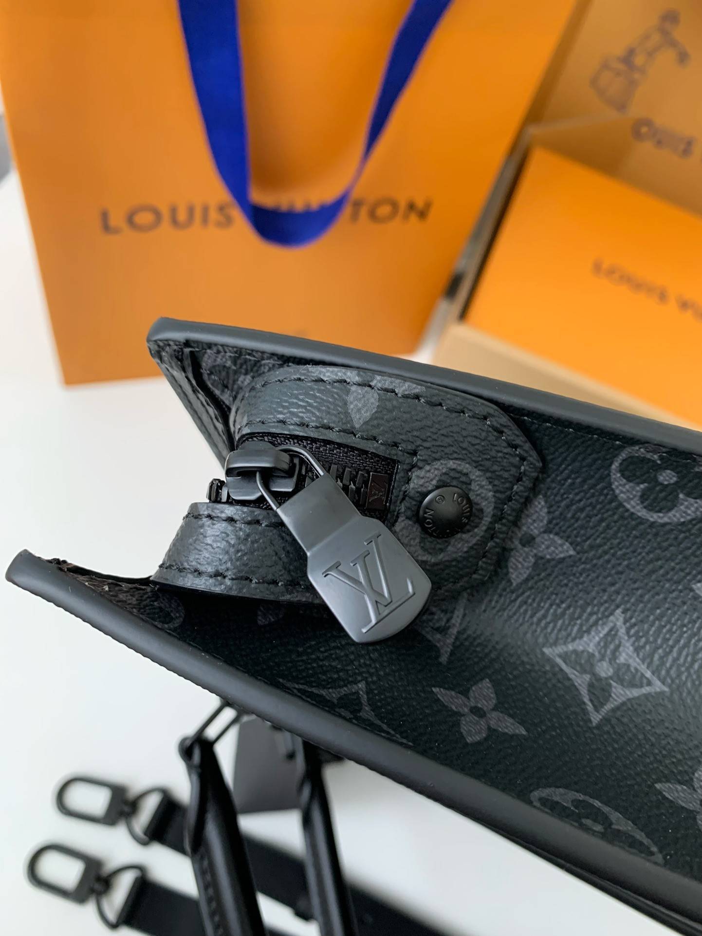 L*V's new Sac Plat Horizontal Zippé men's black flower briefcase M45165 Size: 31*39*8.5cm