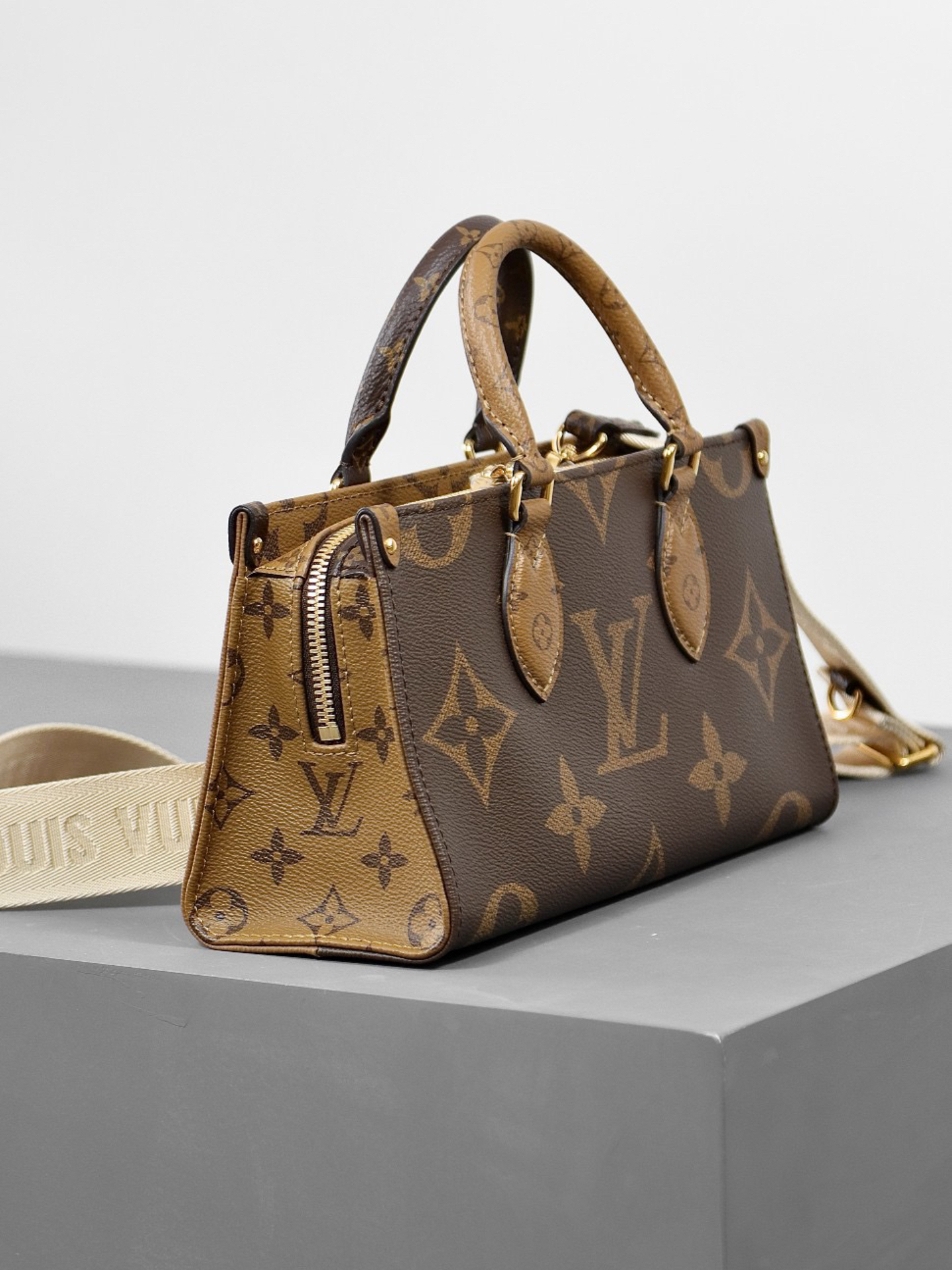 L*V's Seasonal New ONTHEGO Horizontal Handbag M46653 Top Quality Size: 25 * 13 * 10cm