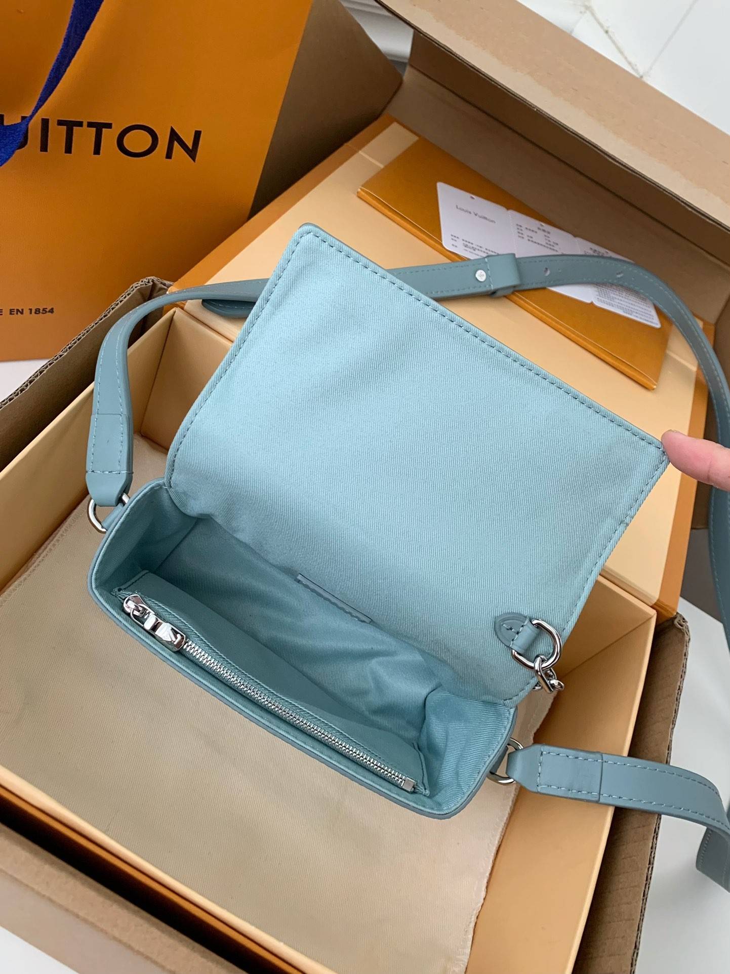 L*V STEAMER Mini Men's Handbag M22637 Top Quality Size: 18 * 11 * 6.5cm