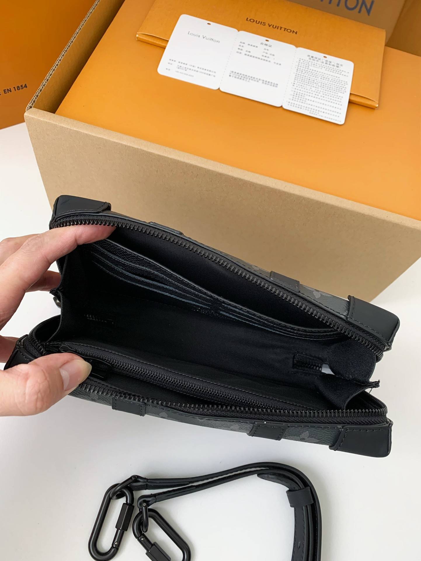 L*V's new Sac Plat Horizontal Zippé men's black flower briefcase M45165 Size:  22.5*14*5cm