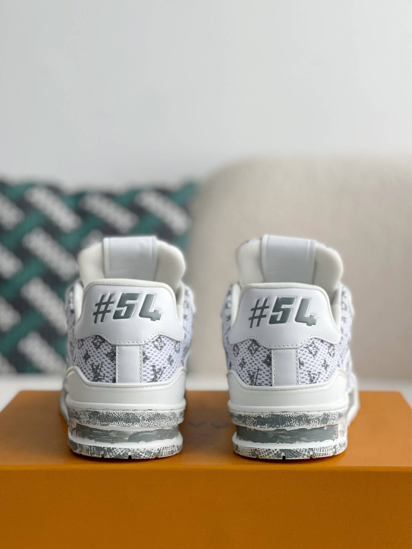 L*V TRAINER SNEAKERS