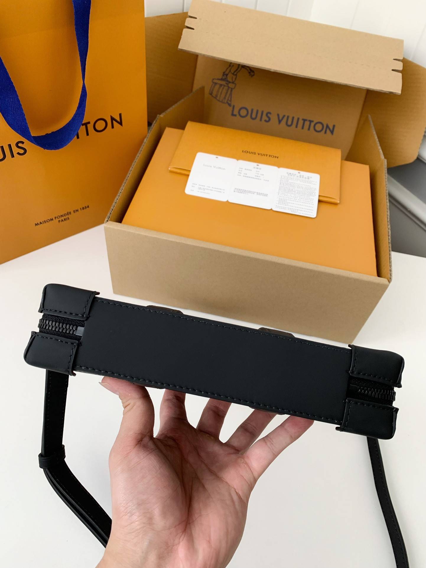 L*V's new Sac Plat Horizontal Zippé men's black flower briefcase M80224 Size:  22.5*14*5cm