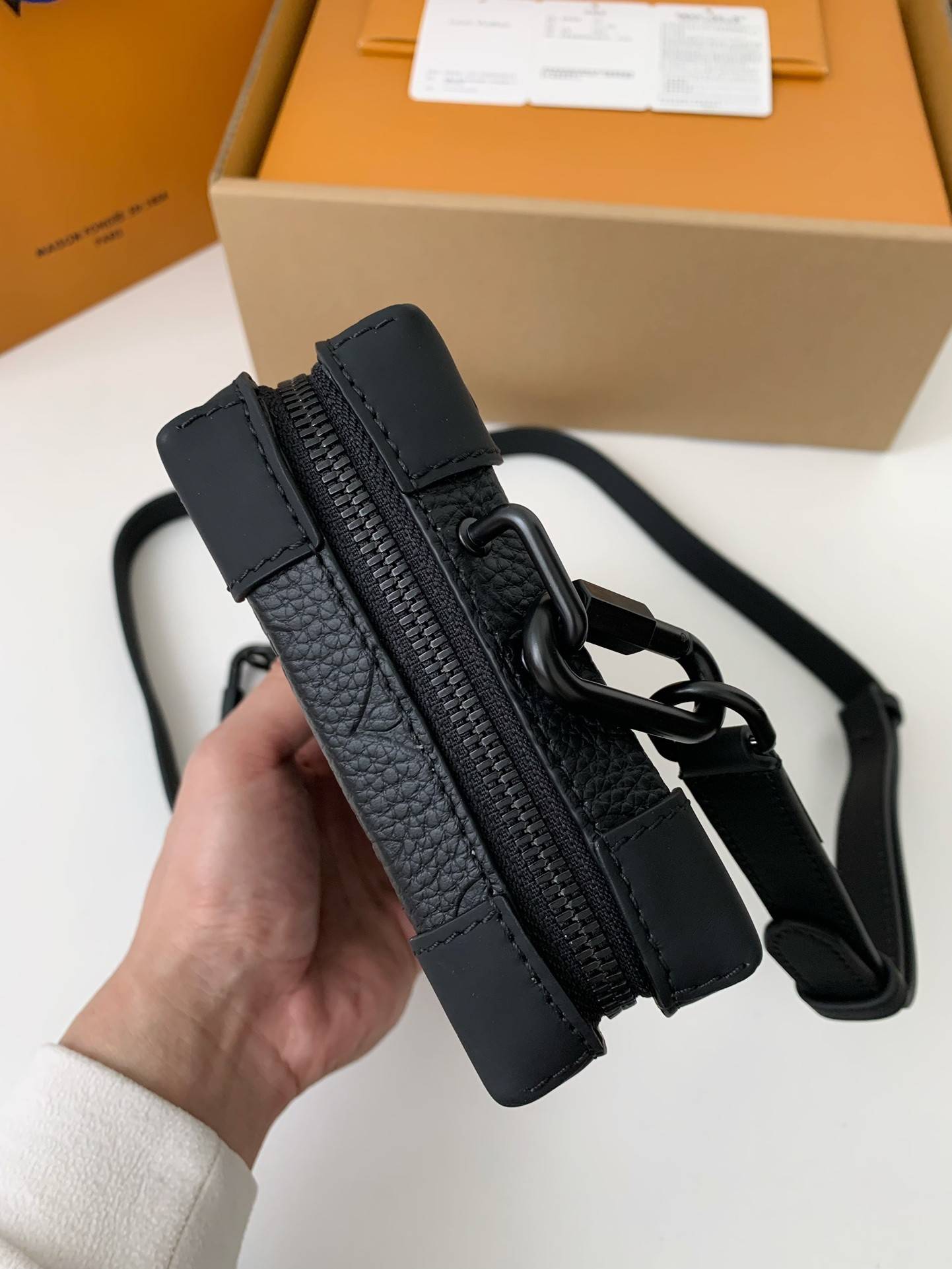 L*V's new Sac Plat Horizontal Zippé men's black flower briefcase M80224 Size:  22.5*14*5cm