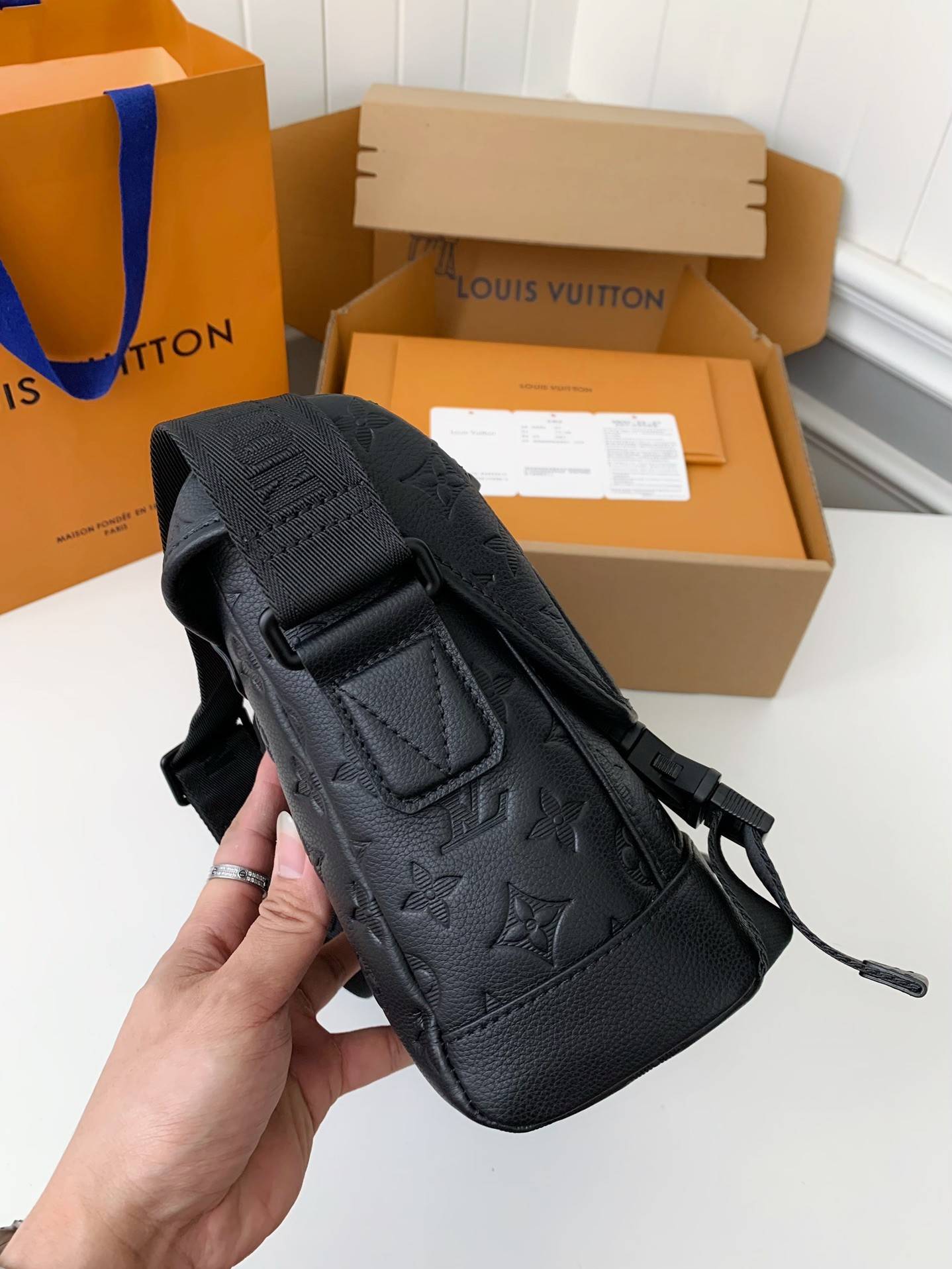 New L*V VOYAGER small men's messenger bag M25121 Size: 33*22.5*11cm