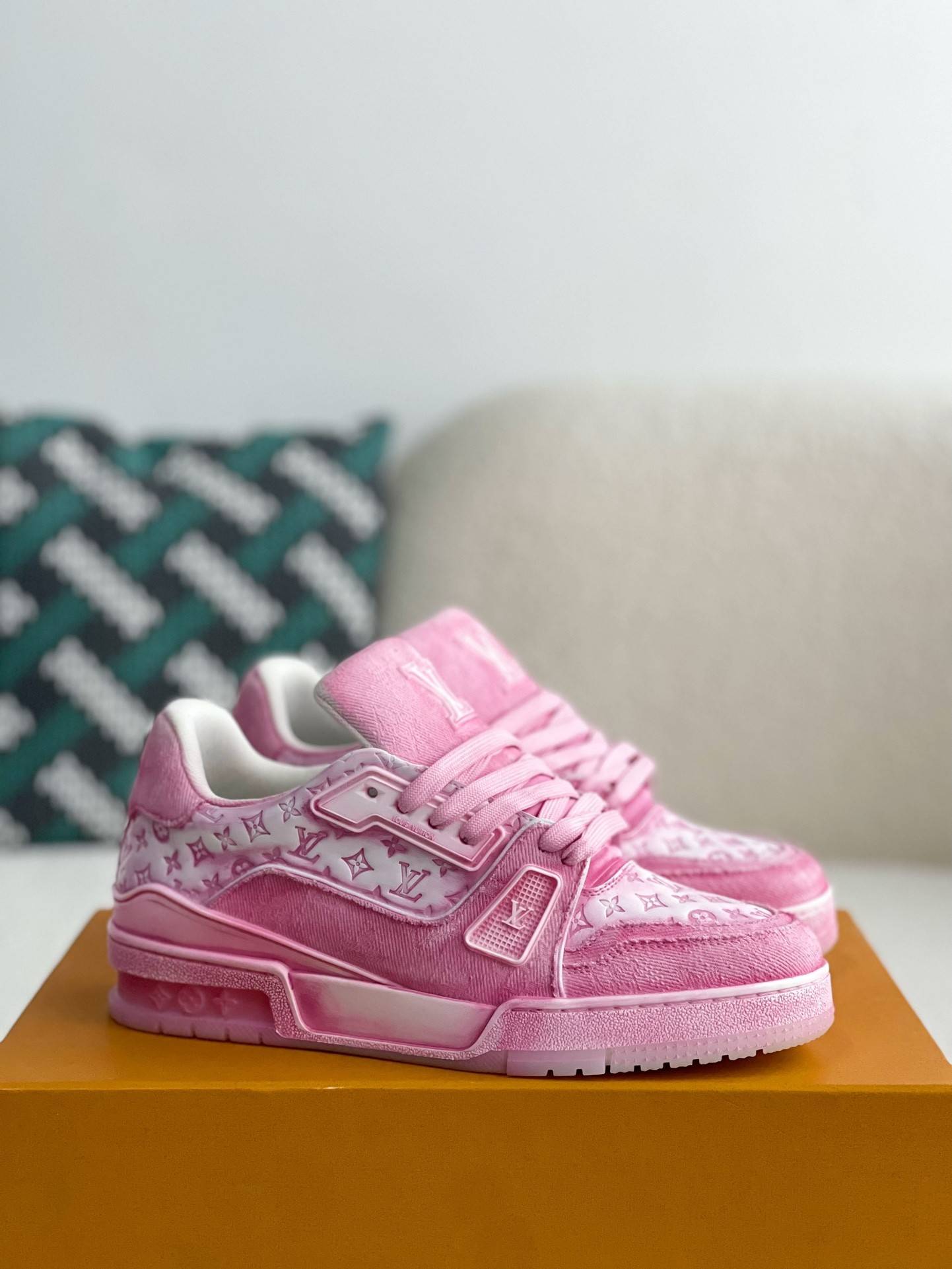 L*V TRAINER SNEAKERS