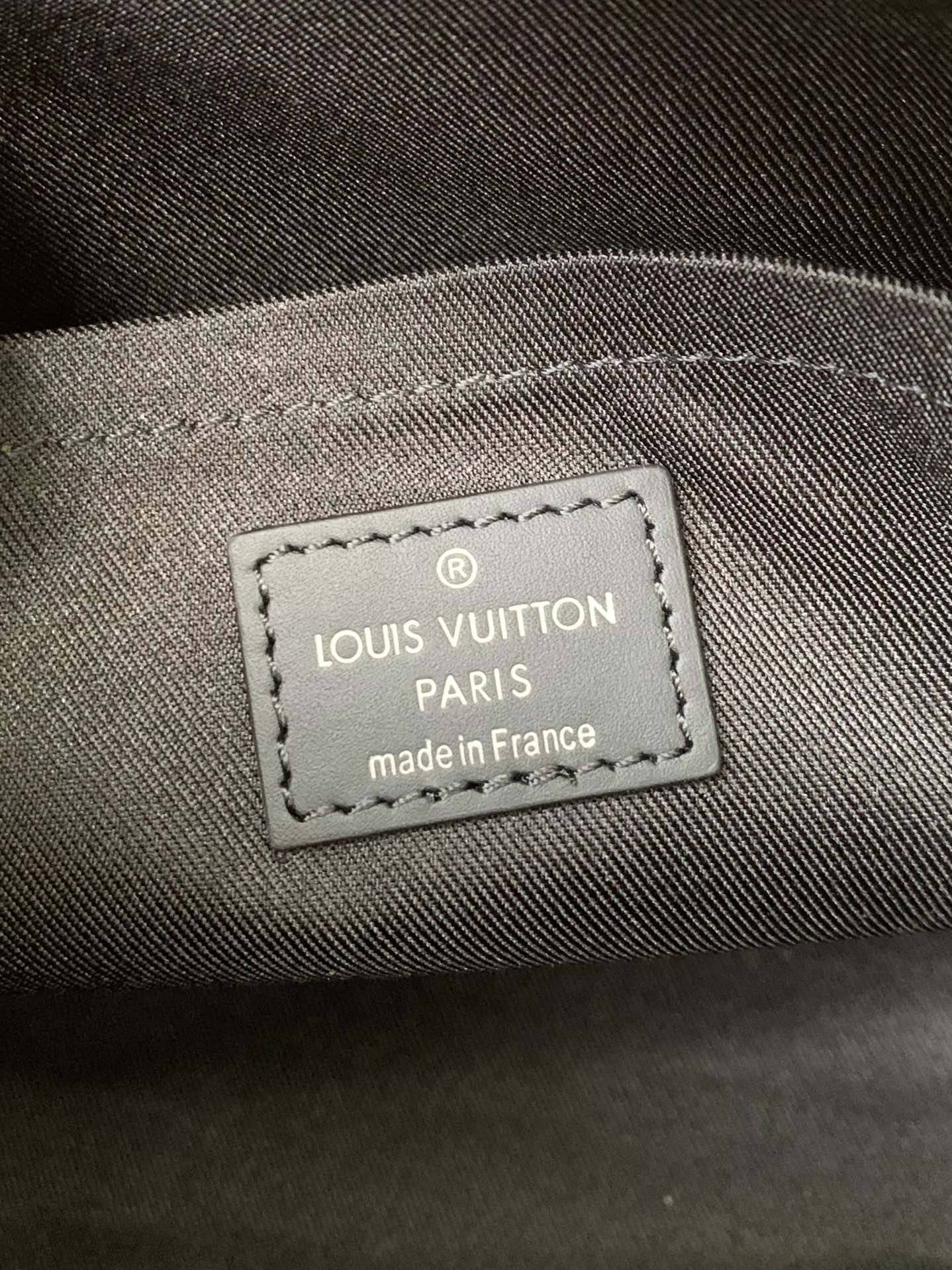 L*V CITY KEEPALL Men's Handbag M45936, Top Quality Size: 27 * 17 * 13cm